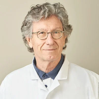 Portrait du Docteur Olivier Badelon, chirurgien orthopédiste pédiatrique en Ile de France et dans le Morbihan, à Neuilly sur Seine, à Vannes et à La Trinité sur Mer.