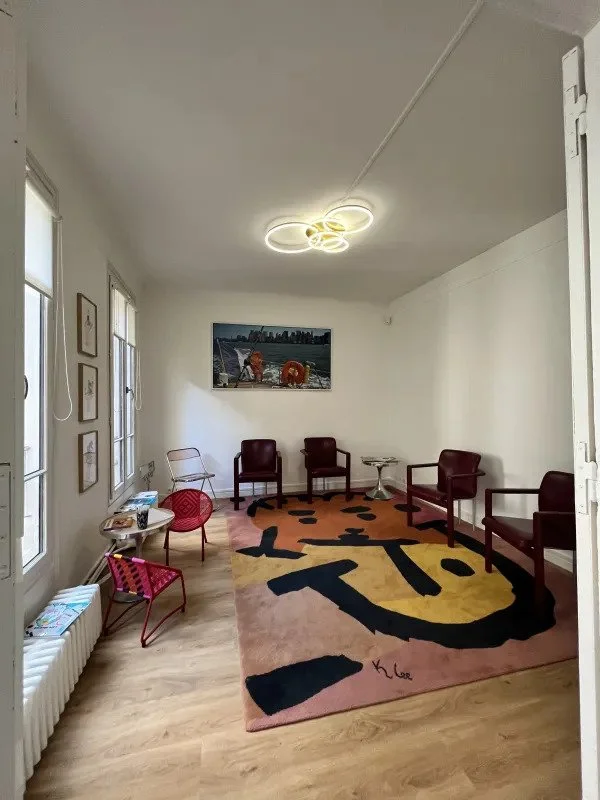 Salle d'attente du cabinet de Neuilly du Docteur Olivier Badelon, chirurgien orthopédiste pédiatrique en Ile de France et dans le Morbihan, à Neuilly sur Seine, à Vannes et à la Trinité sur Mer.