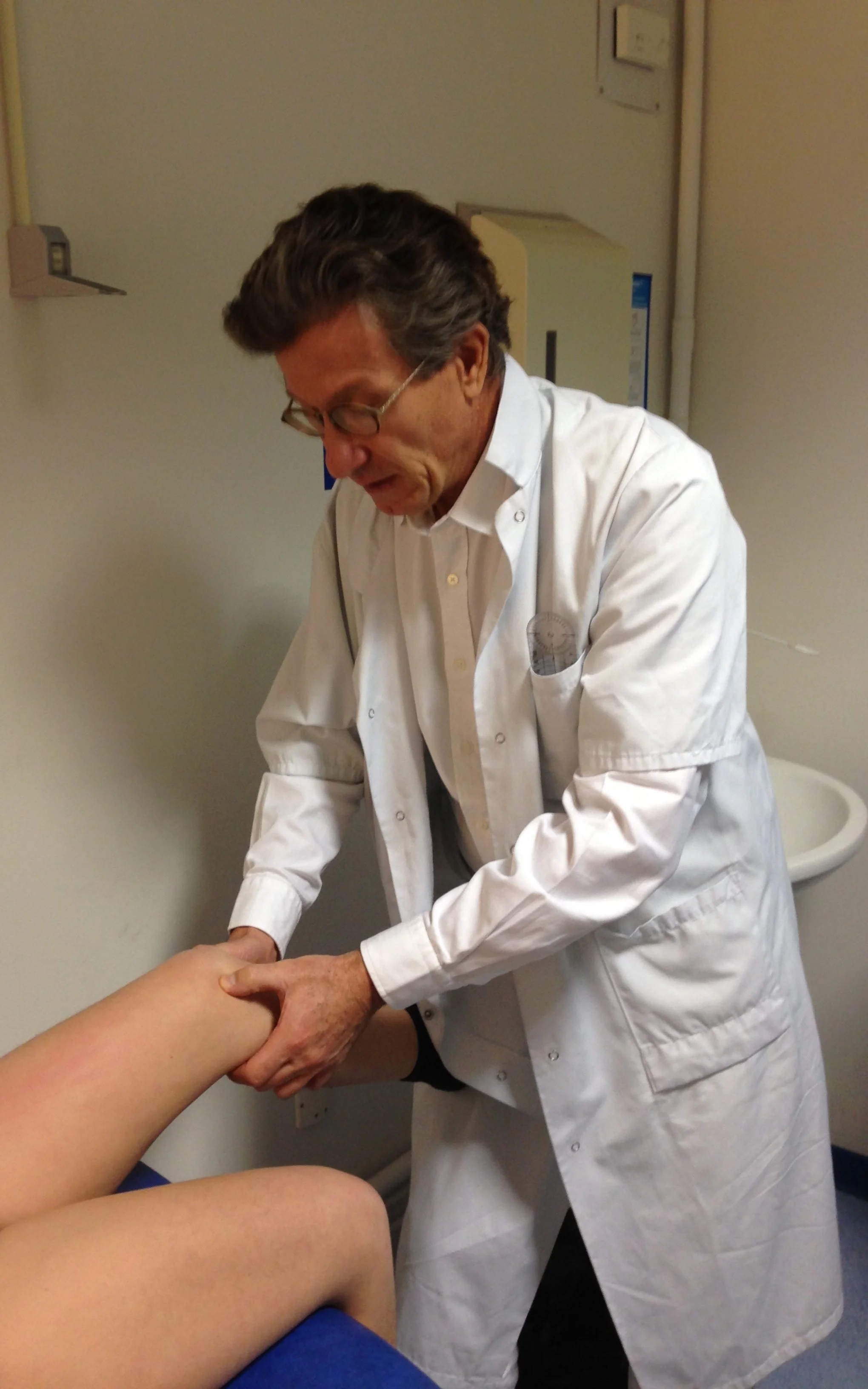 Docteur Olivier Badelon, chirurgien orthopédiste pédiatrique en consultation à Neuilly sur Seine, à Vannes et à la Trinité sur Mer, en Ile de France et dans le Morbihan