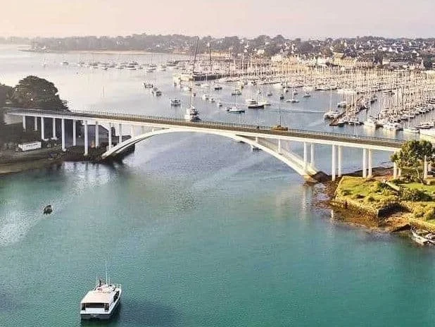 Docteur Olivier Badelon, chirurgien orthopédiste pédiatrique à la Trinité sur Mer dans le Morbihan en Bretagne, vue du pont de la Trinité