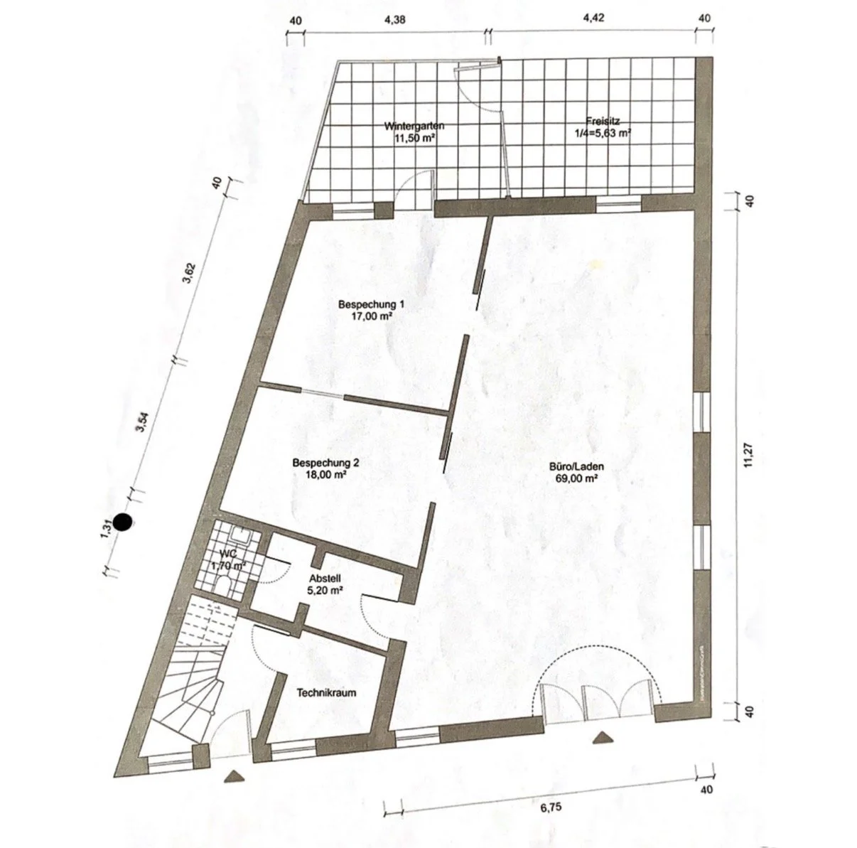 Grundriss eines Bürogebäudes mit verschiedenen Räumen, darunter Besprechungsräume, Büroraum, Sanitäranlagen, Abstellraum, Technikraum, Wintergarten, Freisitz und Eingang