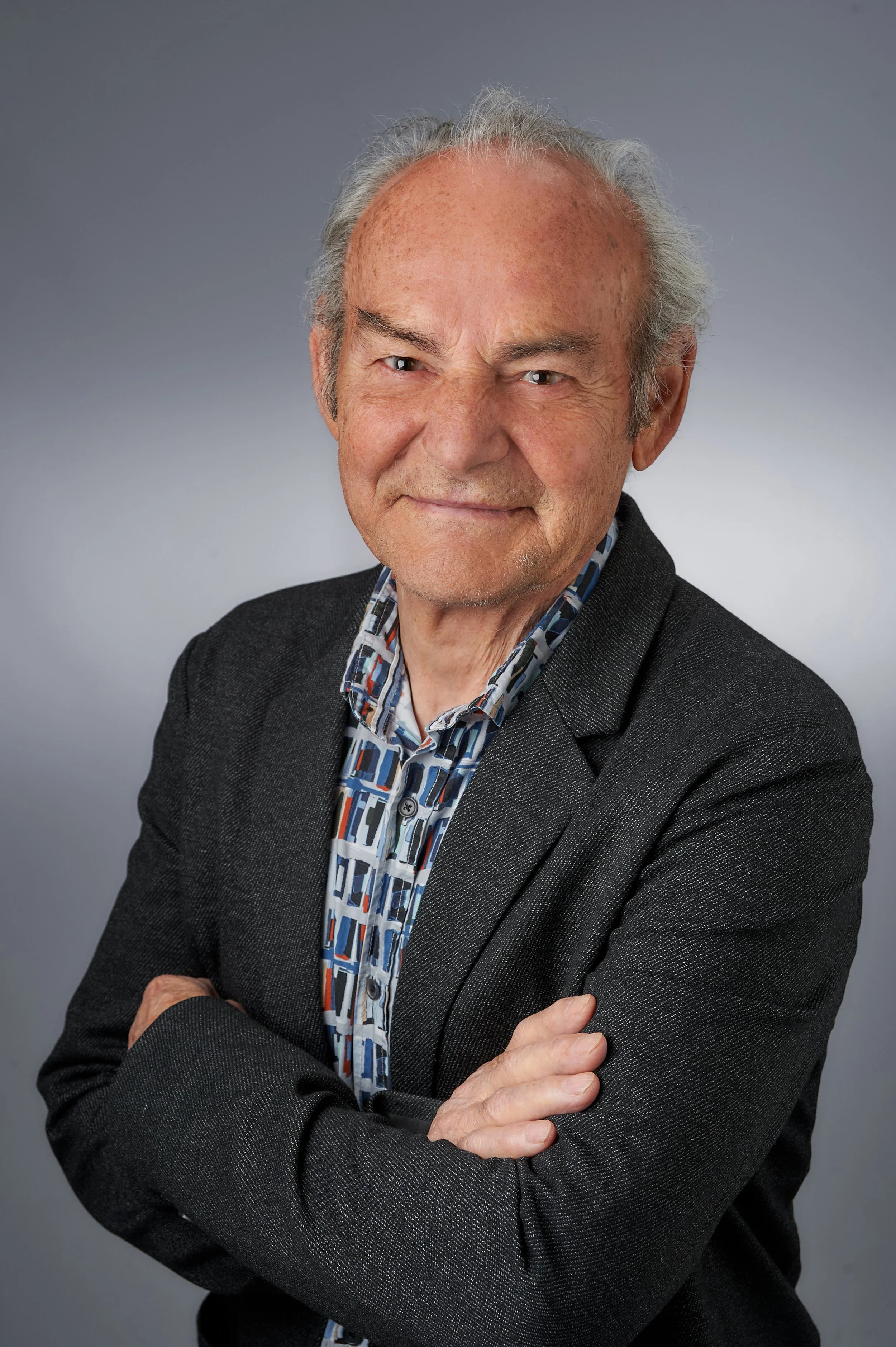 Walter Röggla, Gründer der Röggla GmbH, Portraitaufnahme mit verschränkten Armen