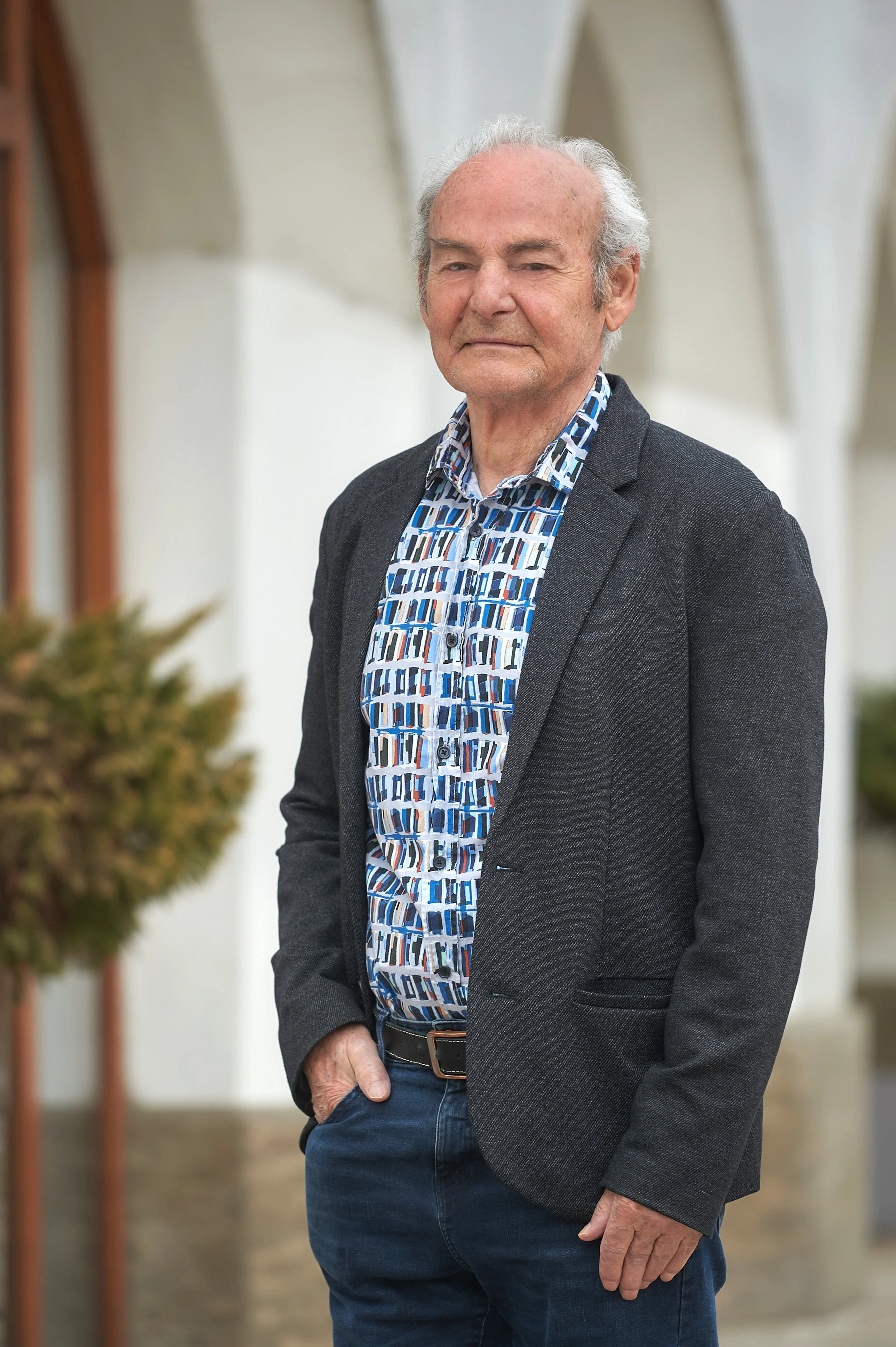 Walter Röggla vor einem Gebäude mit Arkadengang, Inhaber der Röggla GmbH für Baubetreuung in München
