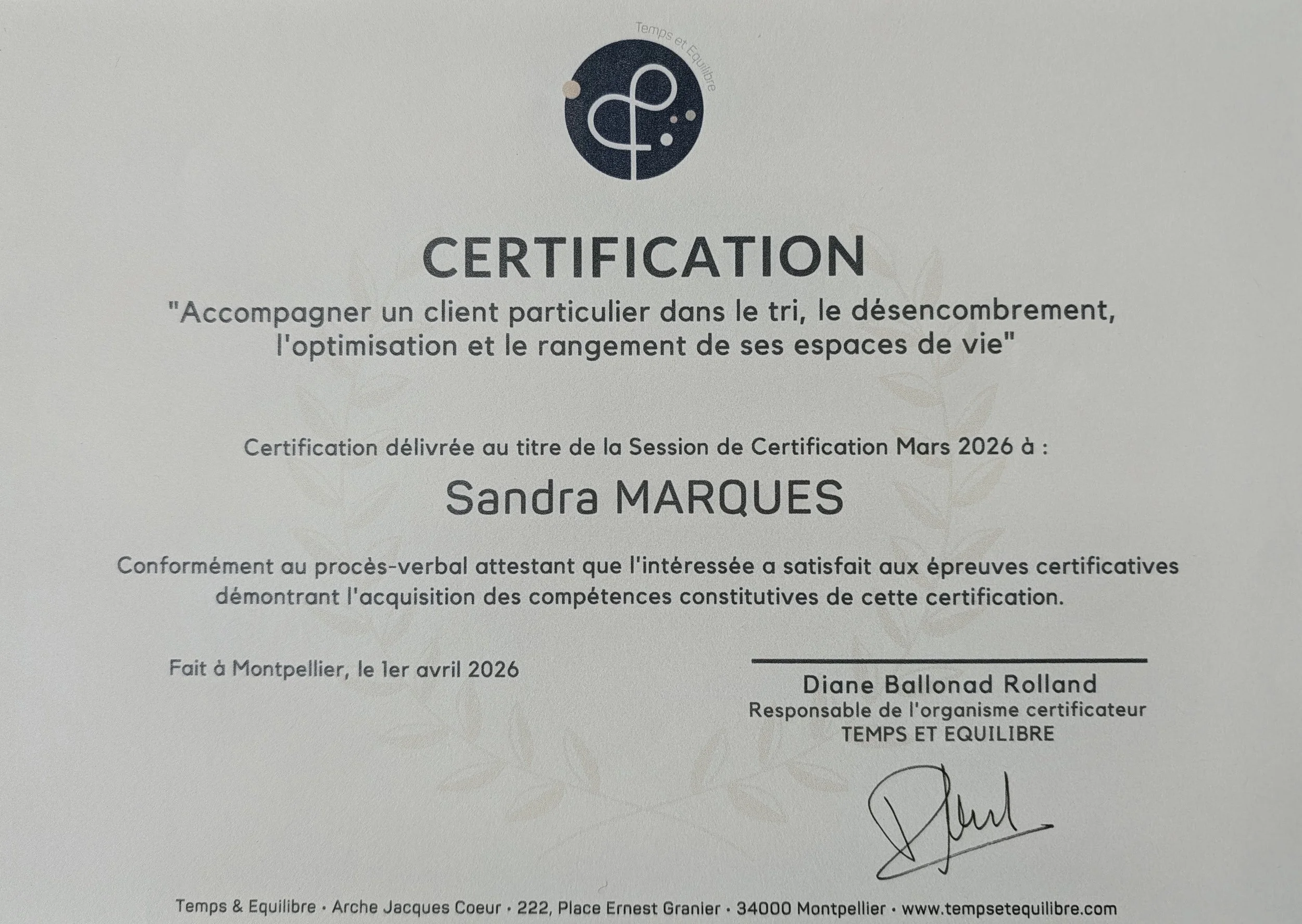 Certificat de formation attestant que la personne a satisfait aux épreuves certificatives pour accompagner un client dans le tri, le désencombrement, l'optimisation et le rangement de ses espaces de vie, délivré à Montpellier en avril 2026, signé par Diane Ballong Rolland.