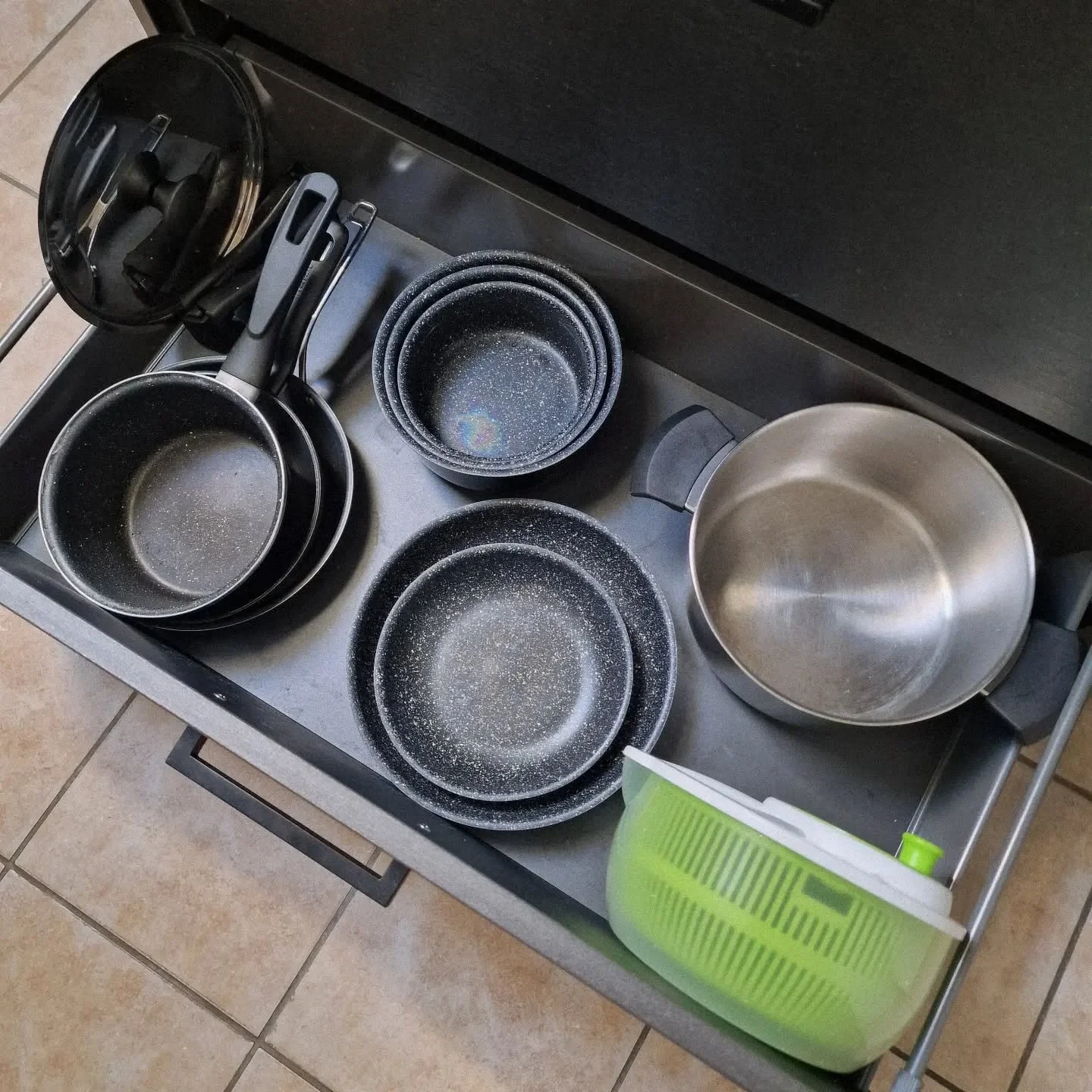 ✨️ Logement saisonnier : lib&eacute;rez vos vacanciers avec un rangement clair ✨

En vacances, rien de plus frustrant que de chercher ses ustensiles pendant des heures. Un rangement clair et intuitif dans la cuisine est la cl&eacute; d'un s&eacute;jo