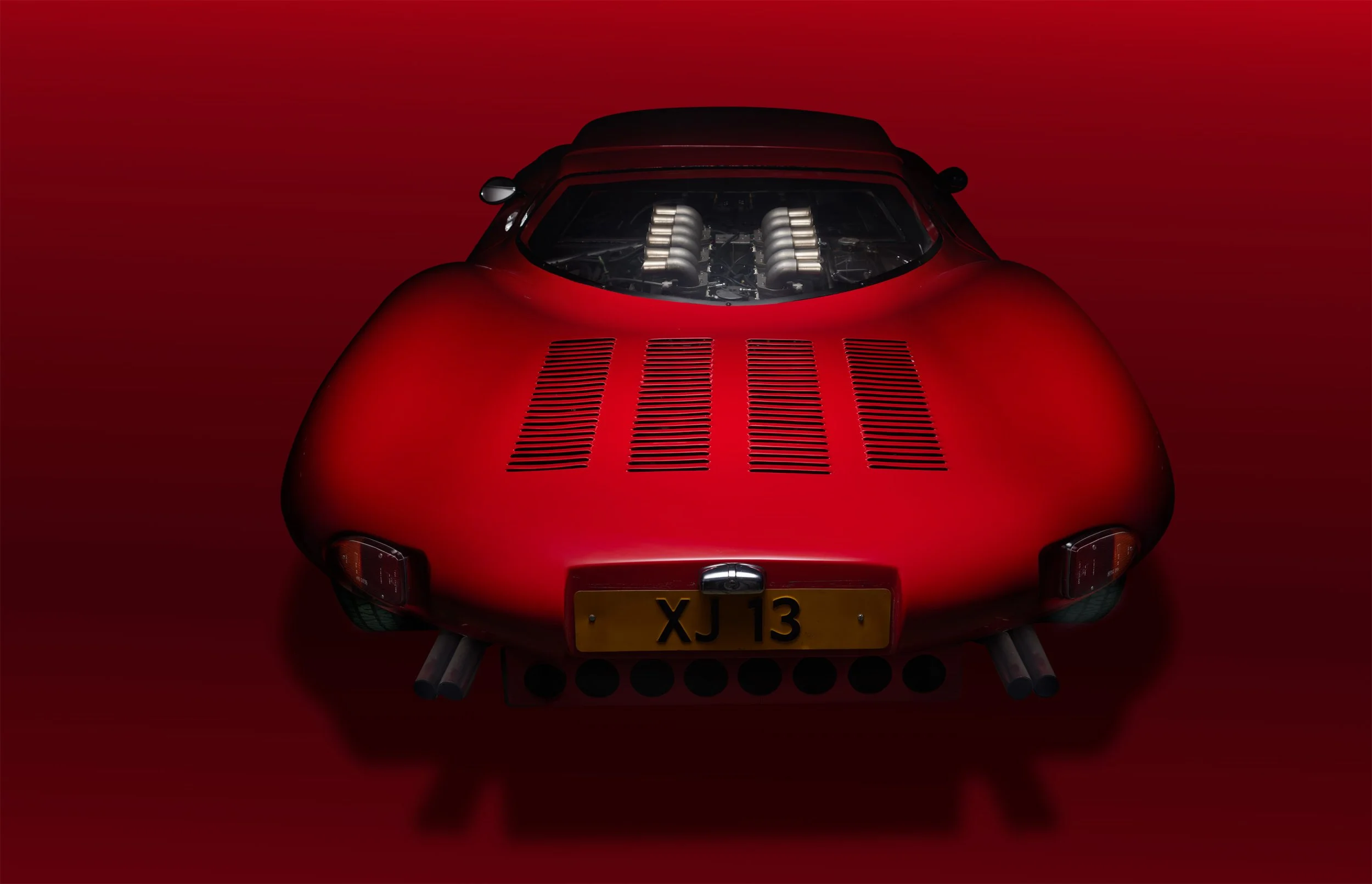 „Hochwertige, individuelle Studiofotografie für besondere Fahrzeuge: Mercedes 300 SL Flügeltürer, Ferrari 250 GTO, Bugatti, Bentley u.v.m. Jetzt bespoke Automobilfotos anfragen!" Invicta