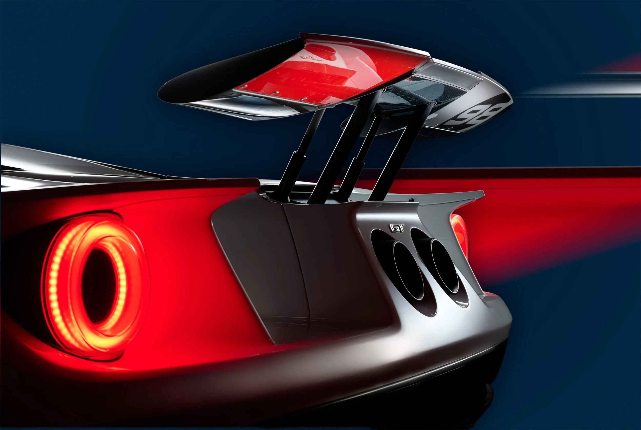 „Hochwertige, individuelle Studiofotografie für besondere Fahrzeuge: Mercedes 300 SL Flügeltürer, Ferrari 250 GTO, Bugatti, Bentley u.v.m. Jetzt bespoke Automobilfotos anfragen!" Invicta