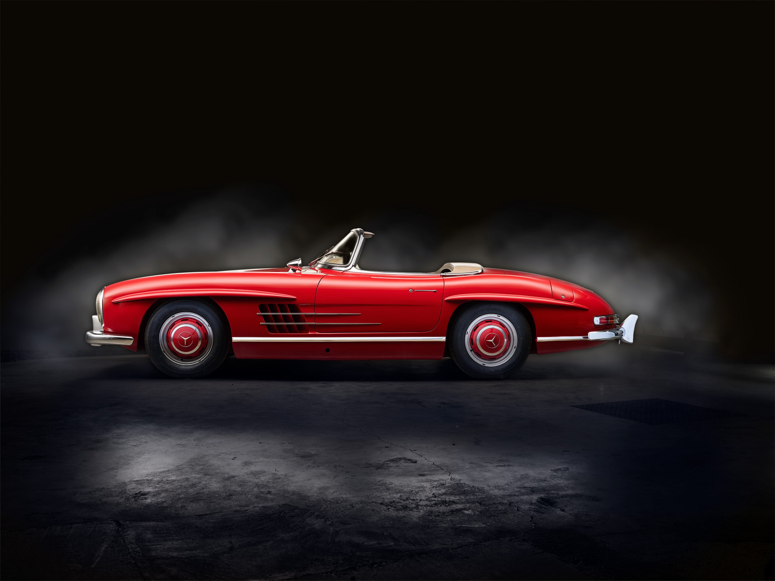 „Hochwertige, individuelle Studiofotografie für besondere Fahrzeuge: Mercedes 300 SL Flügeltürer, Ferrari 250 GTO, Bugatti, Bentley u.v.m. Jetzt bespoke Automobilfotos anfragen!"