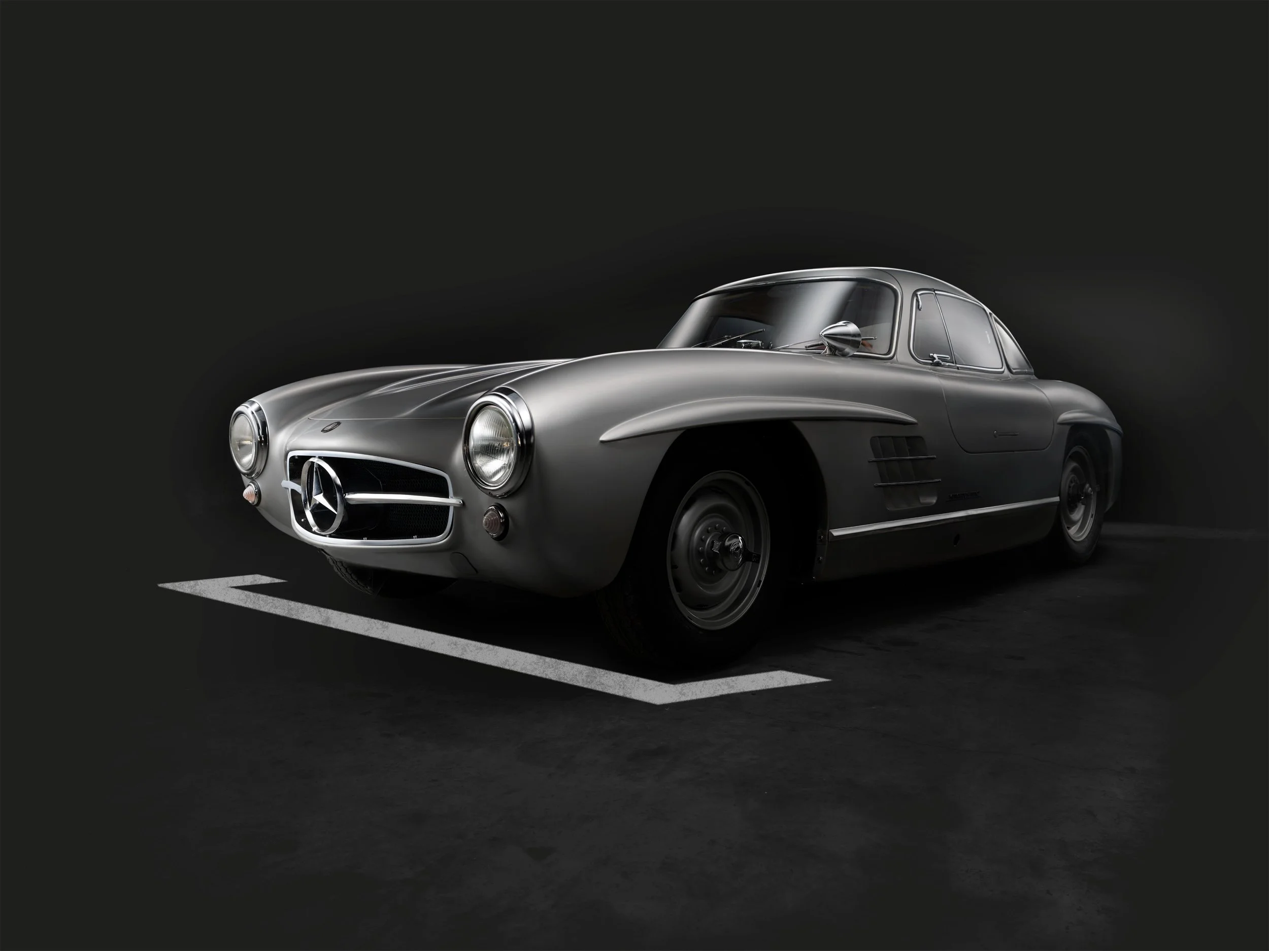„Hochwertige, individuelle Studiofotografie für besondere Fahrzeuge: Mercedes 300 SL Flügeltürer, Ferrari 250 GTO, Bugatti, Bentley u.v.m. Jetzt bespoke Automobilfotos anfragen!"