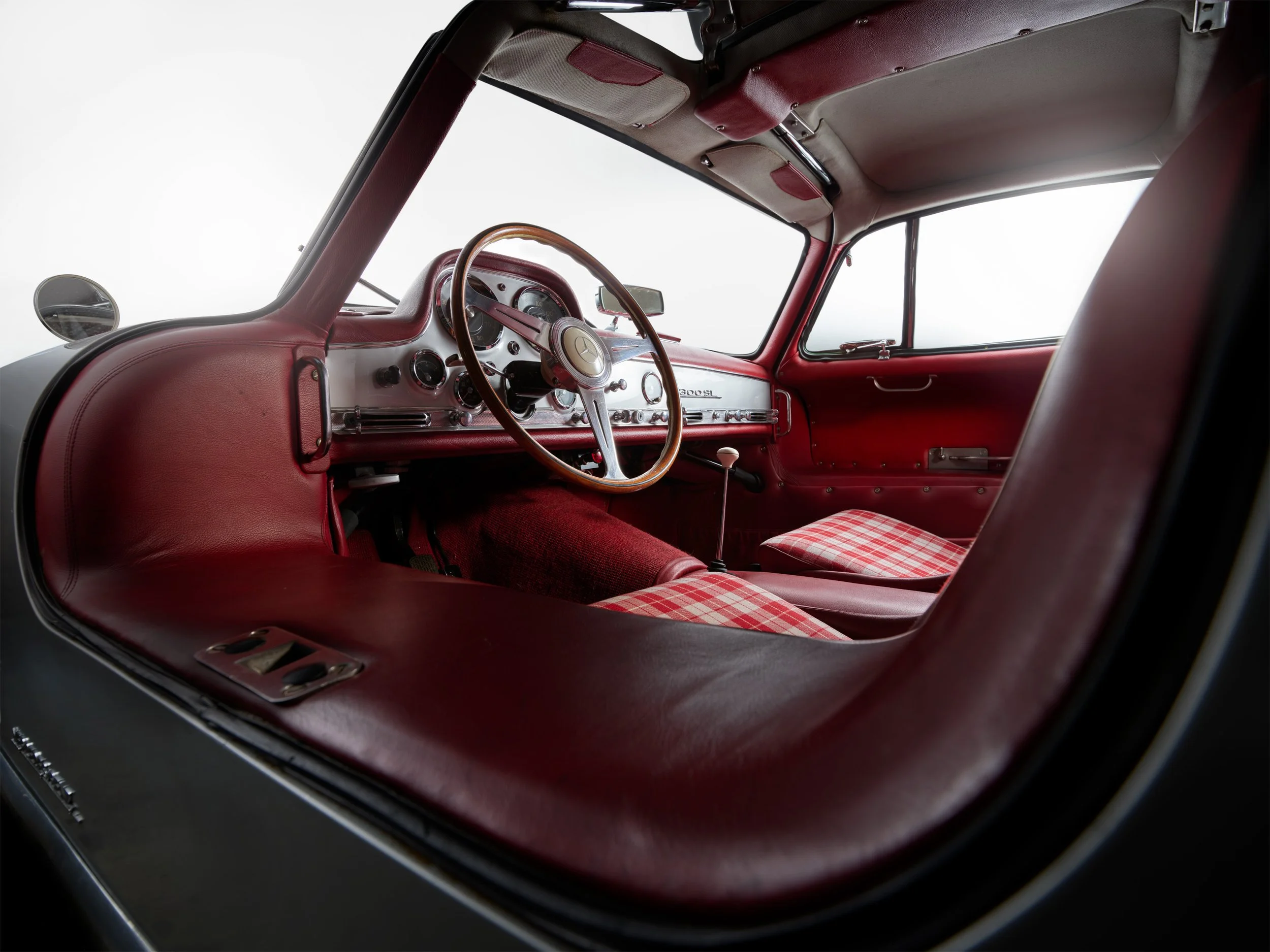 „Hochwertige, individuelle Studiofotografie für besondere Fahrzeuge: Mercedes 300 SL Flügeltürer, Ferrari 250 GTO, Bugatti, Bentley u.v.m. Jetzt bespoke Automobilfotos anfragen!"