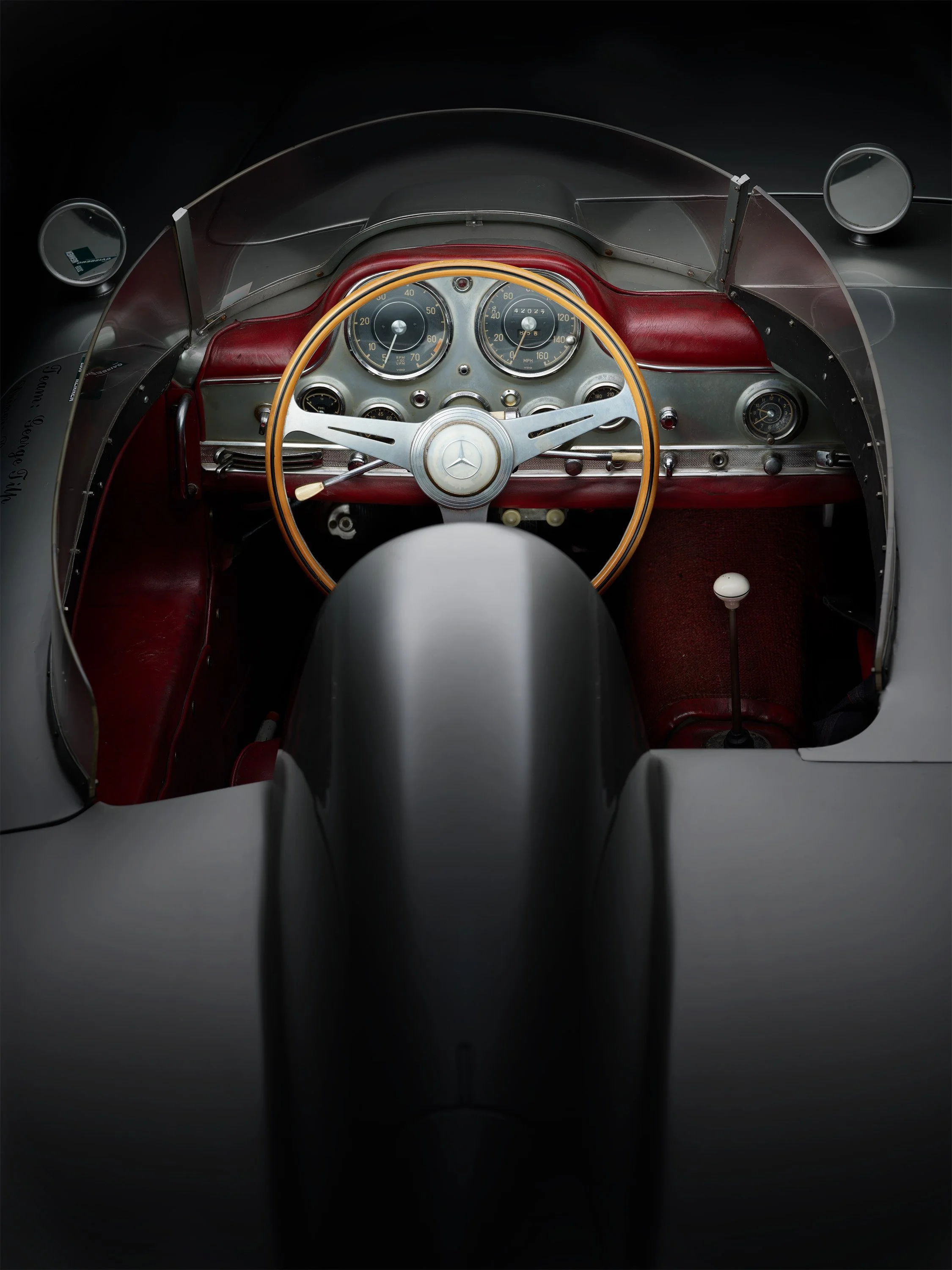 „Hochwertige, individuelle Studiofotografie für besondere Fahrzeuge: Mercedes 300 SL Flügeltürer, Ferrari 250 GTO, Bugatti, Bentley u.v.m. Jetzt bespoke Automobilfotos anfragen!"