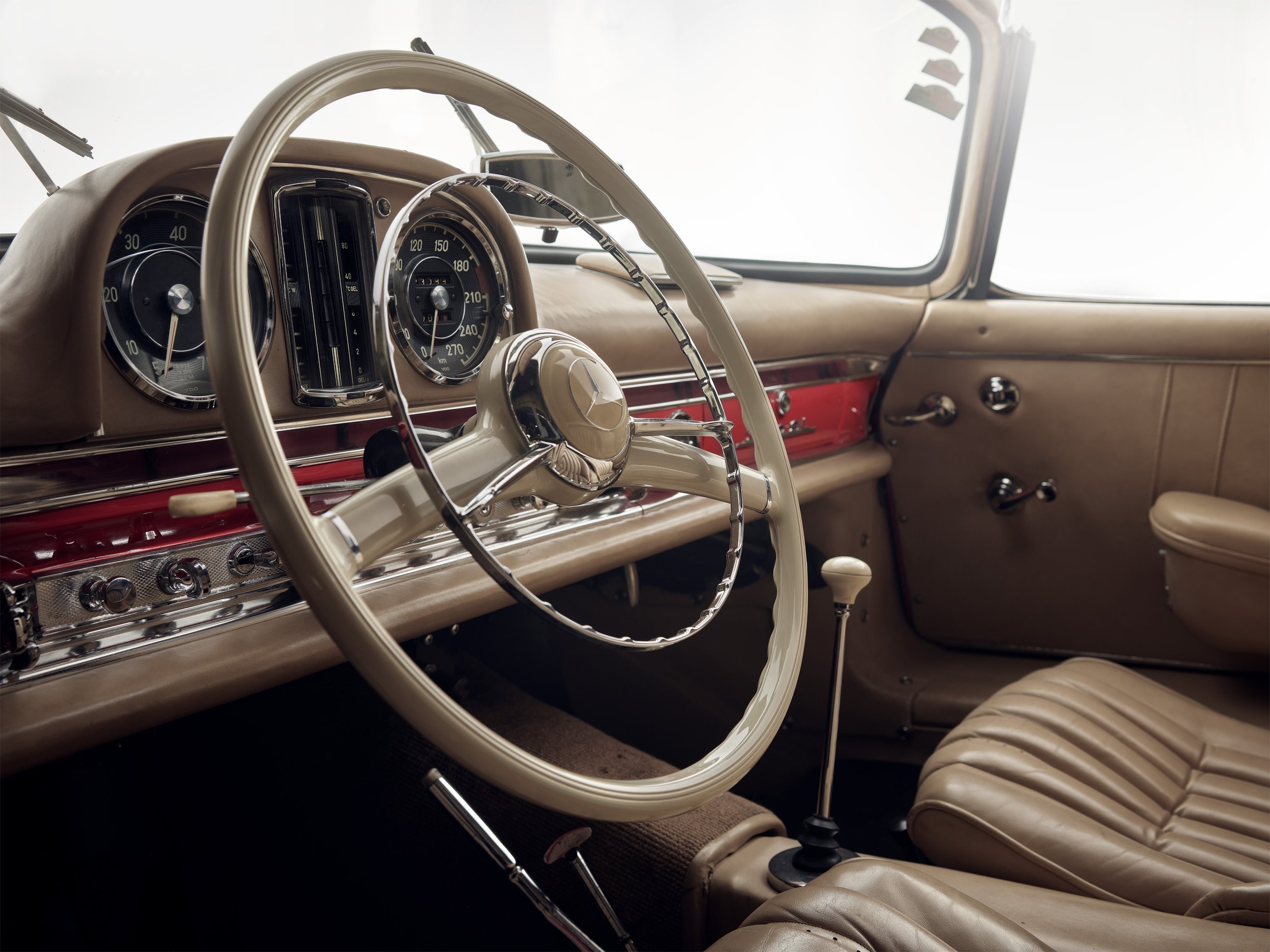 „Hochwertige, individuelle Studiofotografie für besondere Fahrzeuge: Mercedes 300 SL Flügeltürer, Ferrari 250 GTO, Bugatti, Bentley u.v.m. Jetzt bespoke Automobilfotos anfragen!"