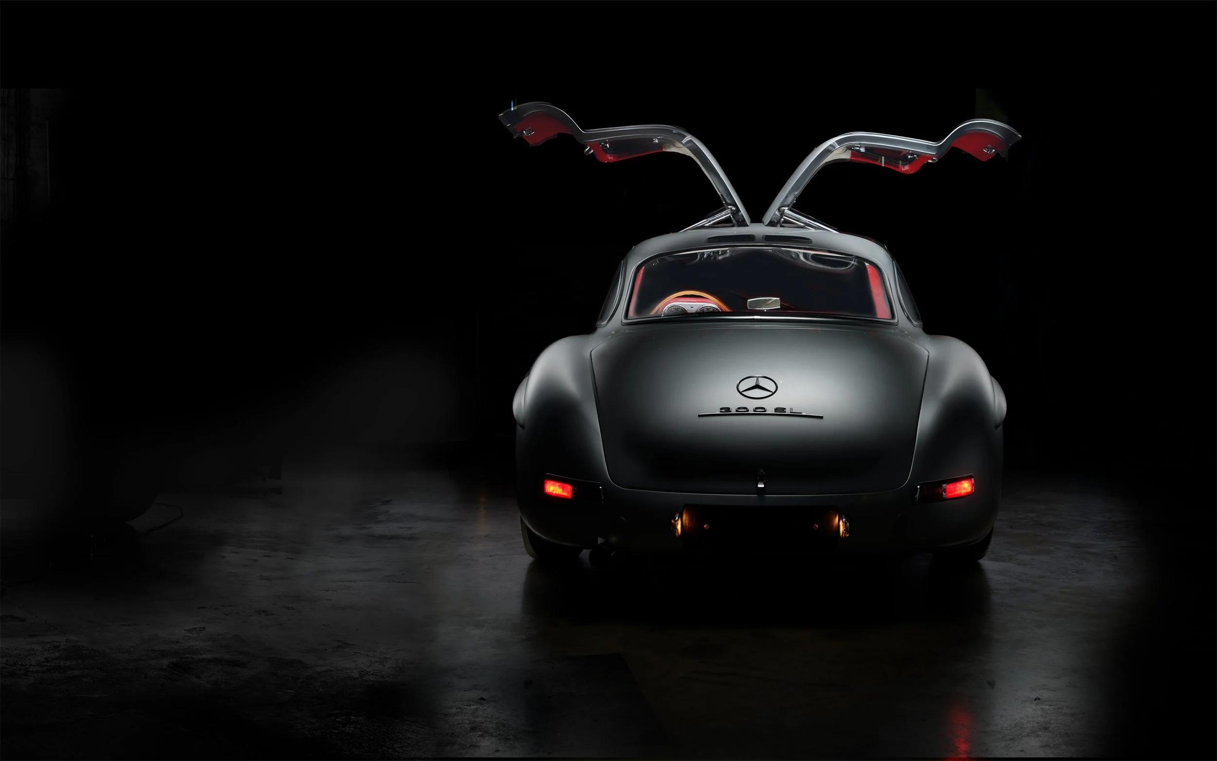 „Hochwertige, individuelle Studiofotografie für besondere Fahrzeuge: Mercedes 300 SL Flügeltürer, Ferrari 250 GTO, Bugatti, Bentley u.v.m. Jetzt bespoke Automobilfotos anfragen!"