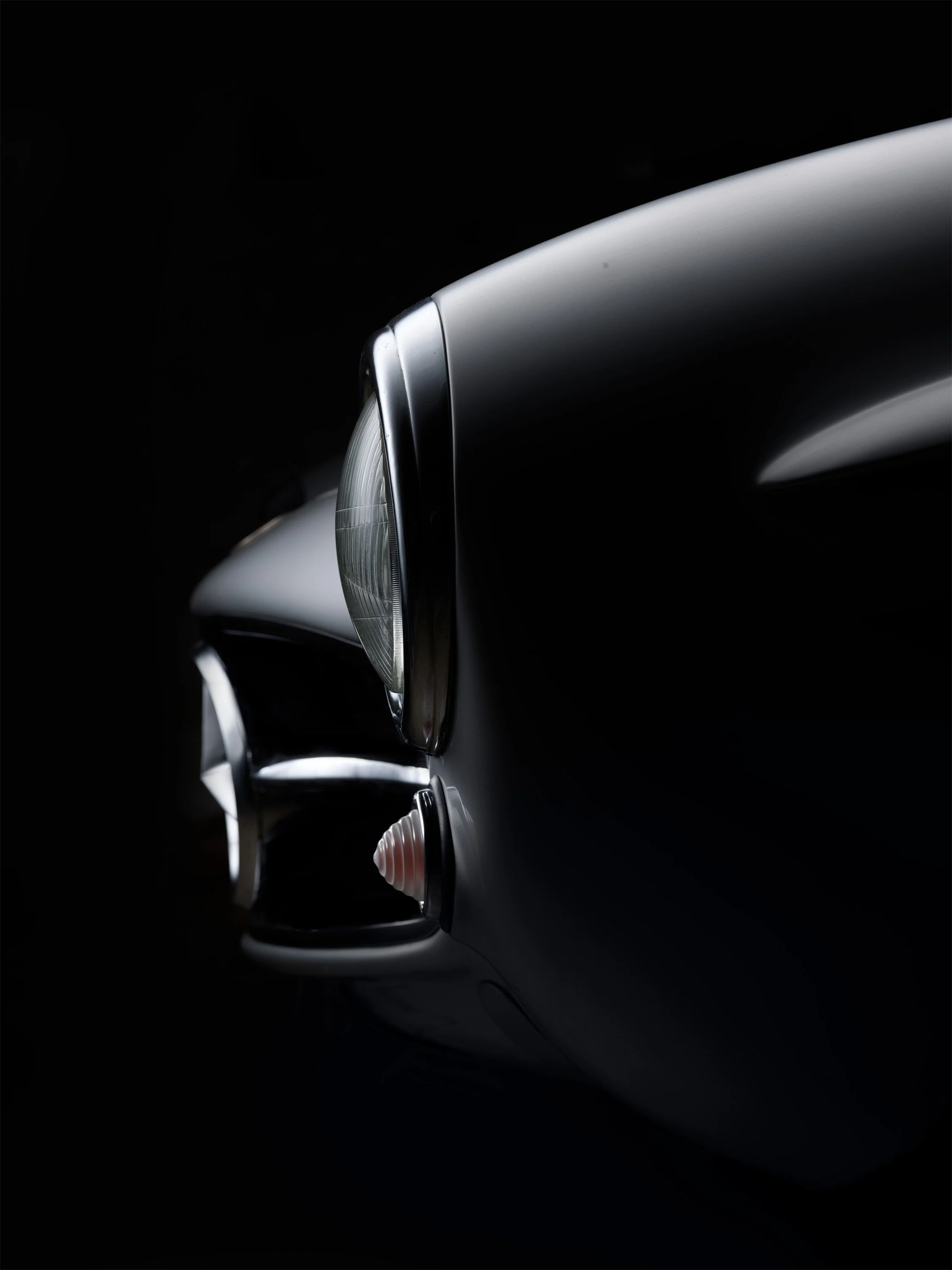 „Hochwertige, individuelle Studiofotografie für besondere Fahrzeuge: Mercedes 300 SL Flügeltürer, Ferrari 250 GTO, Bugatti, Bentley u.v.m. Jetzt bespoke Automobilfotos anfragen!"
