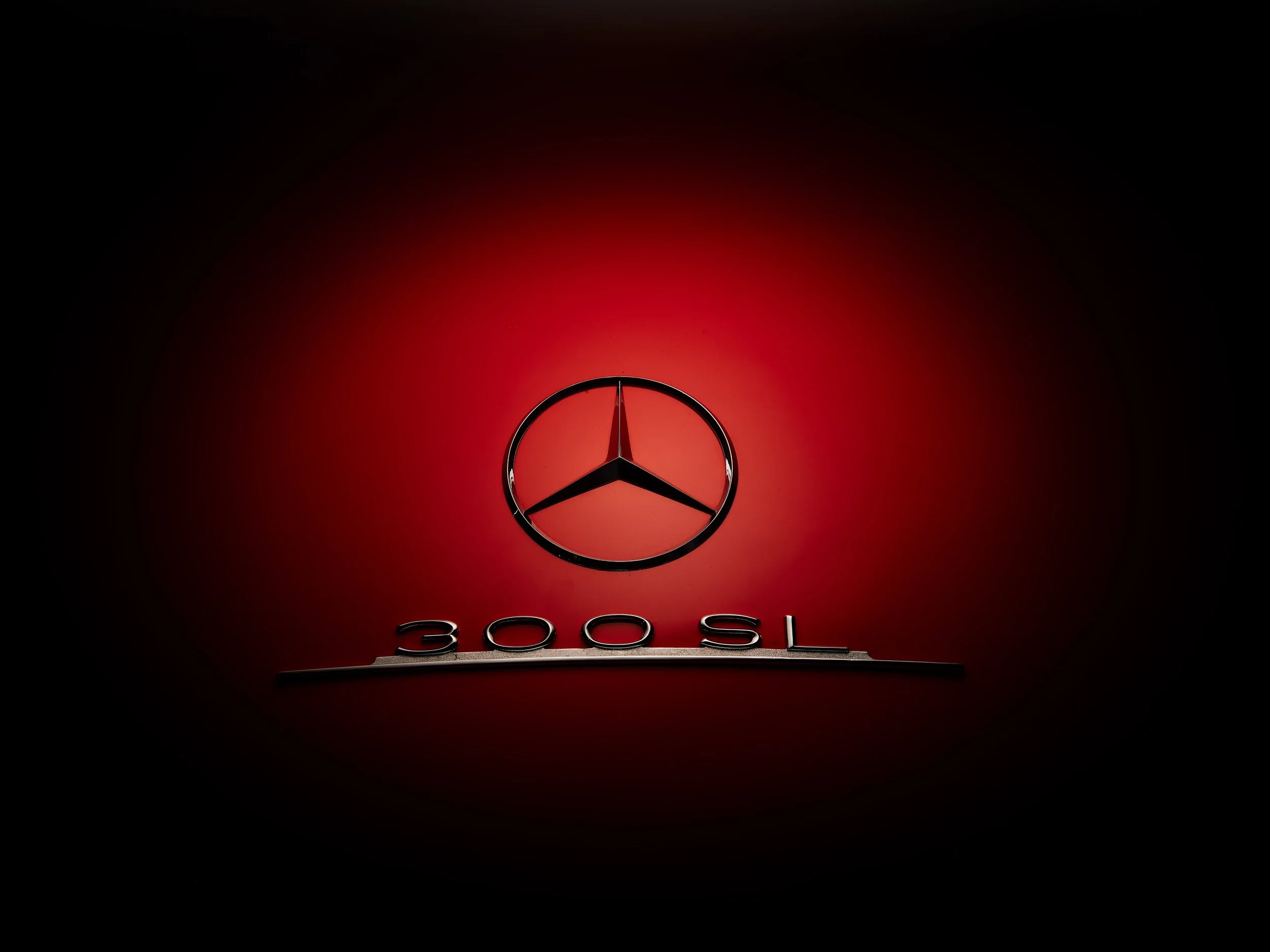 „Hochwertige, individuelle Studiofotografie für besondere Fahrzeuge: Mercedes 300 SL Flügeltürer, Ferrari 250 GTO, Bugatti, Bentley u.v.m. Jetzt bespoke Automobilfotos anfragen!"