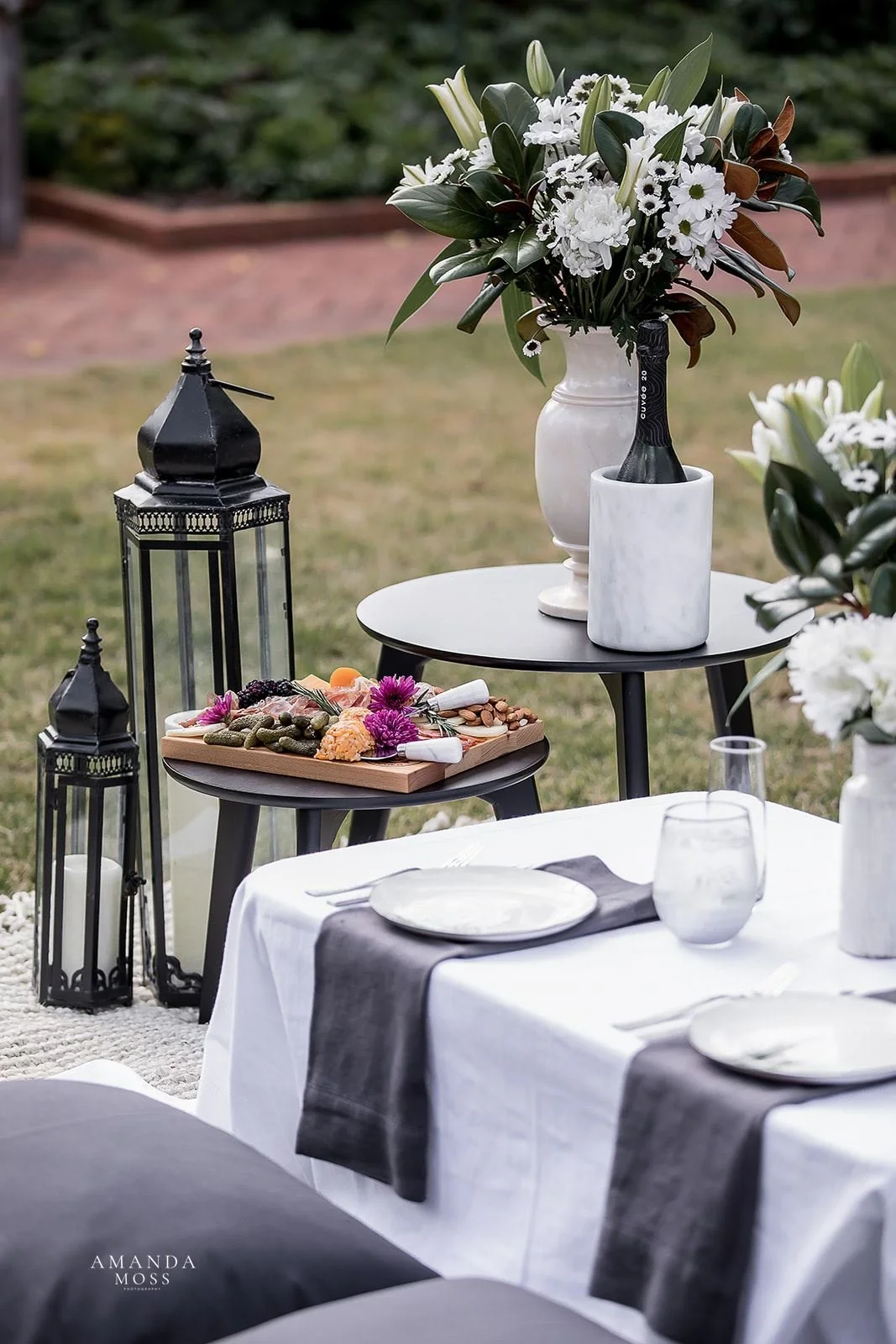 detail of picnic tablescape at style proposal daniel stowe botanical garden