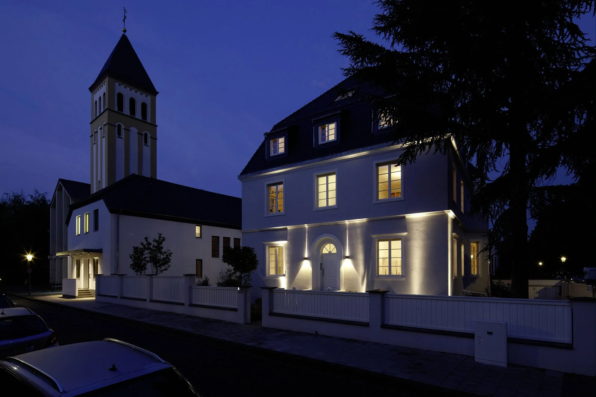 Pfarrhaus Ansicht Straße Nacht 