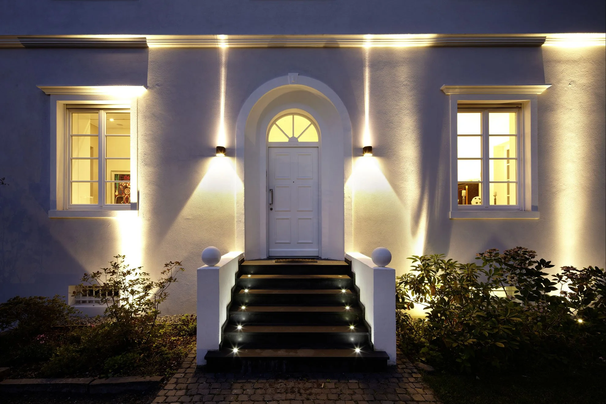 Haupteingang Straße Nacht 
