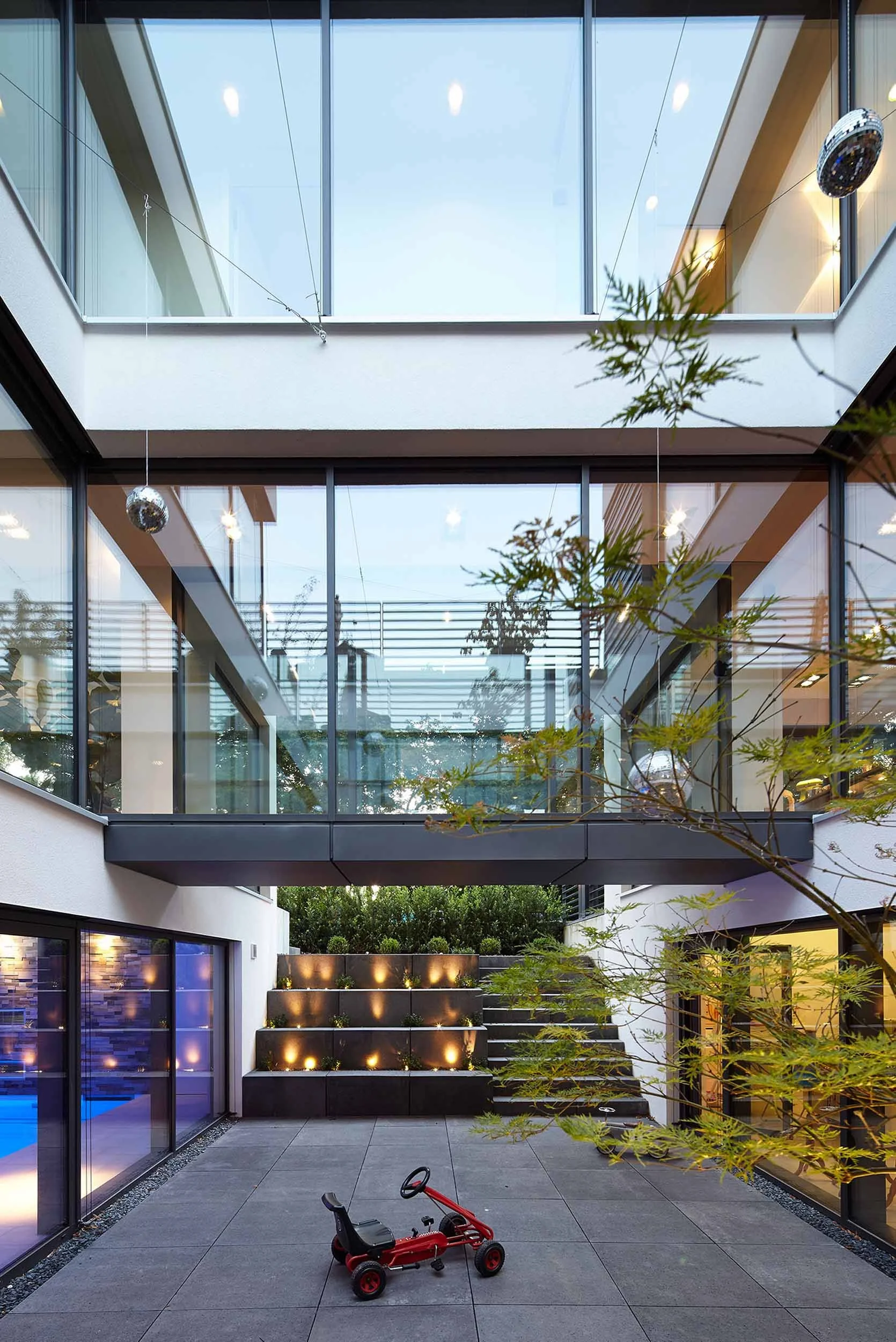 Atrium mit Brücke.jpg