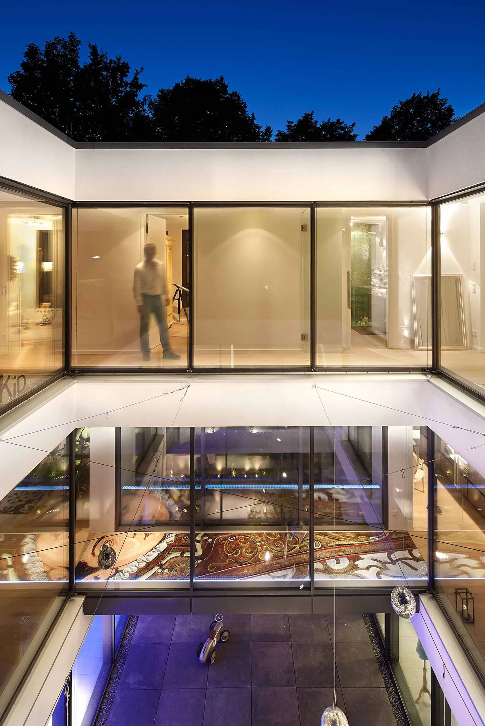 Blick von der Dachterrasse ins Atrium.jpg
