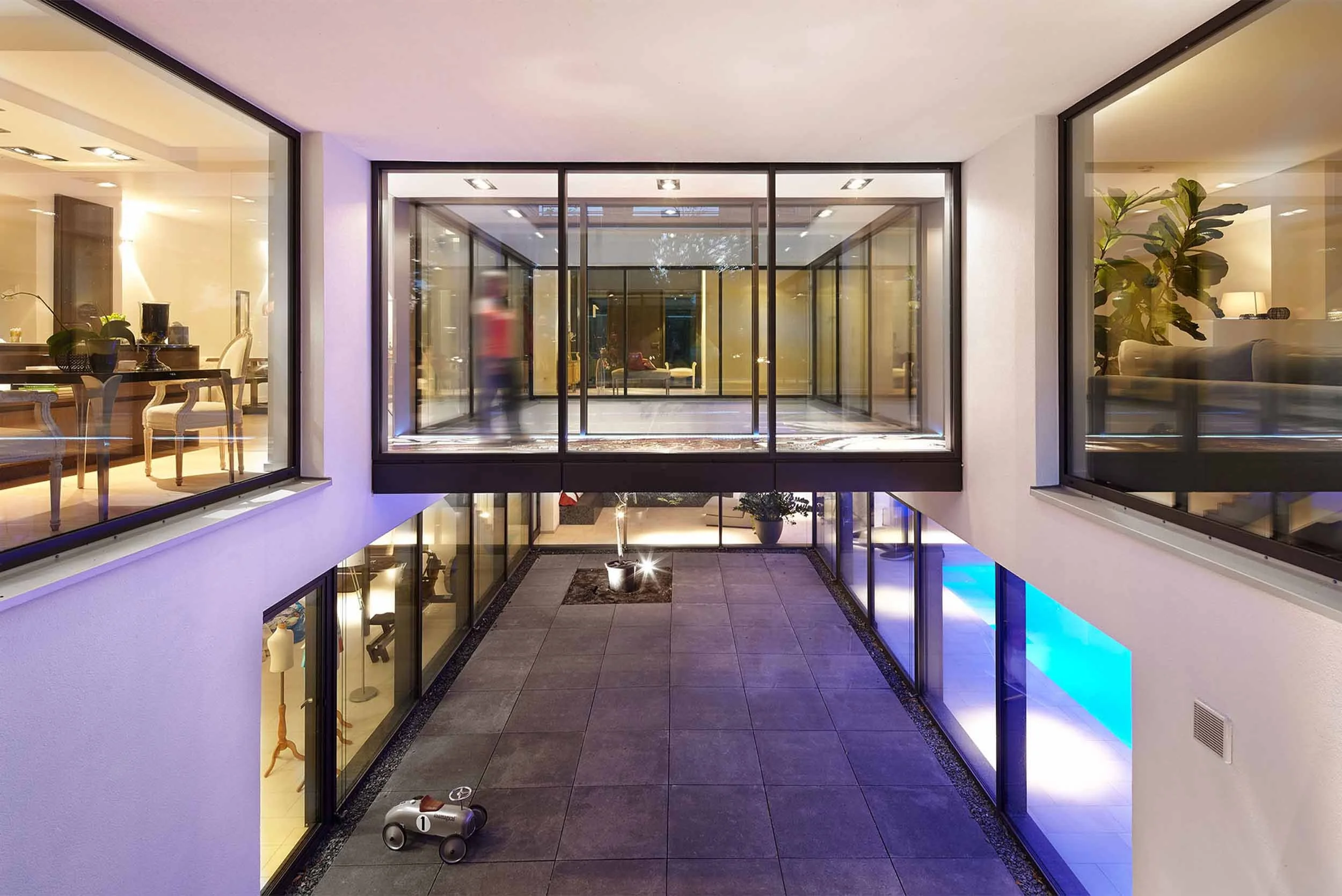 Atrium mit Blick in UG und EG.jpg
