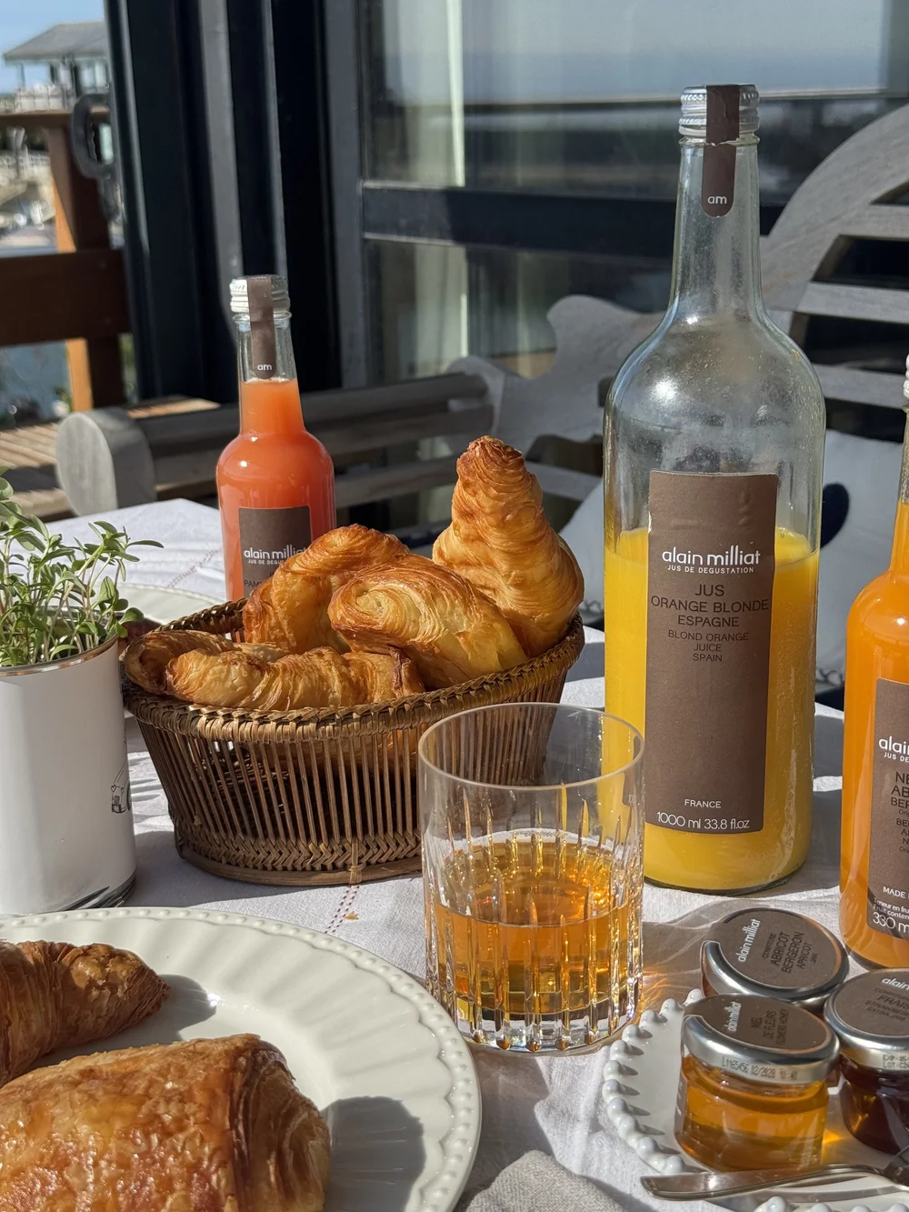 Petit-déjeuner La Corbeille servi en terrasse