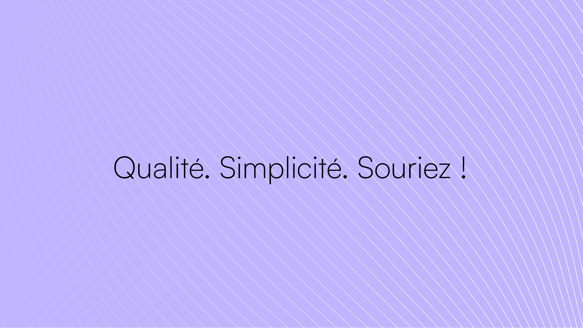 Purple background with diagonal white lines and black text that reads "Qualité. Simplicité. Souriez !"