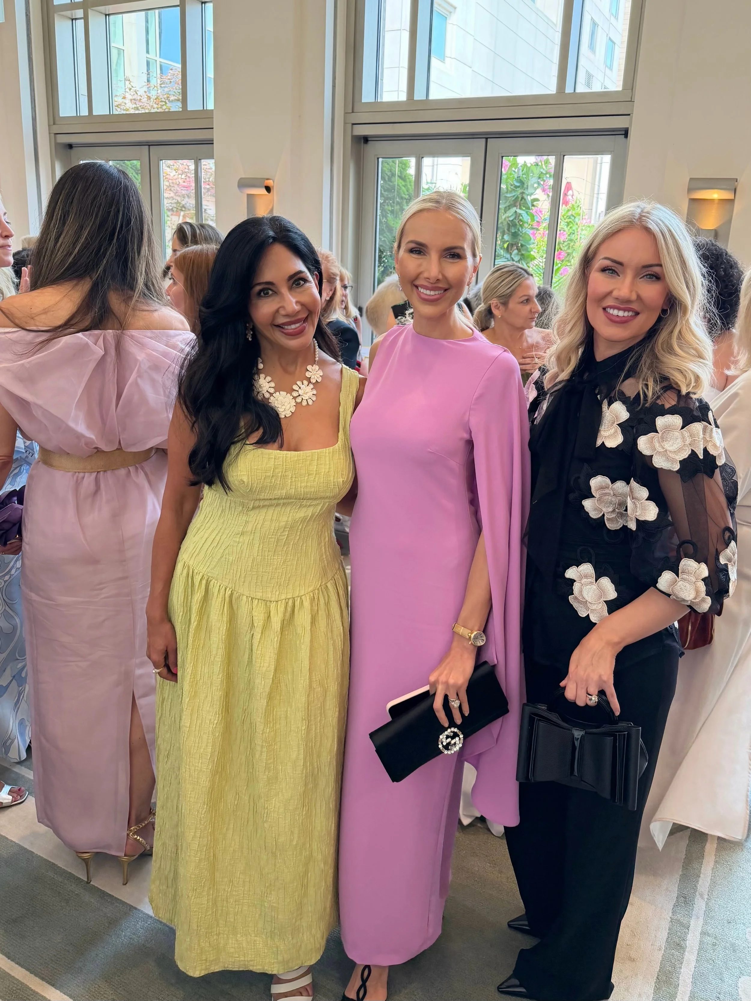 @ Day on the Terrace with  amazing women, beautiful fashion &amp; great friends!🌟 
.
#chicagofashion #aesthetics #fashionshow #shaymoinuddin #shaybeautyrn