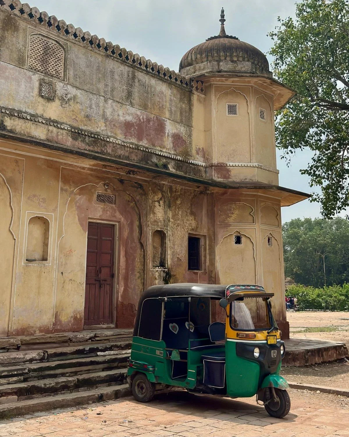✨ Emma and Maggie recently travelled to Jaipur.🌸 While they were there, they captured some wonderful moments along the way. We've put together a selection of their favourite photos so you can see what they got up to during their trip and experience 