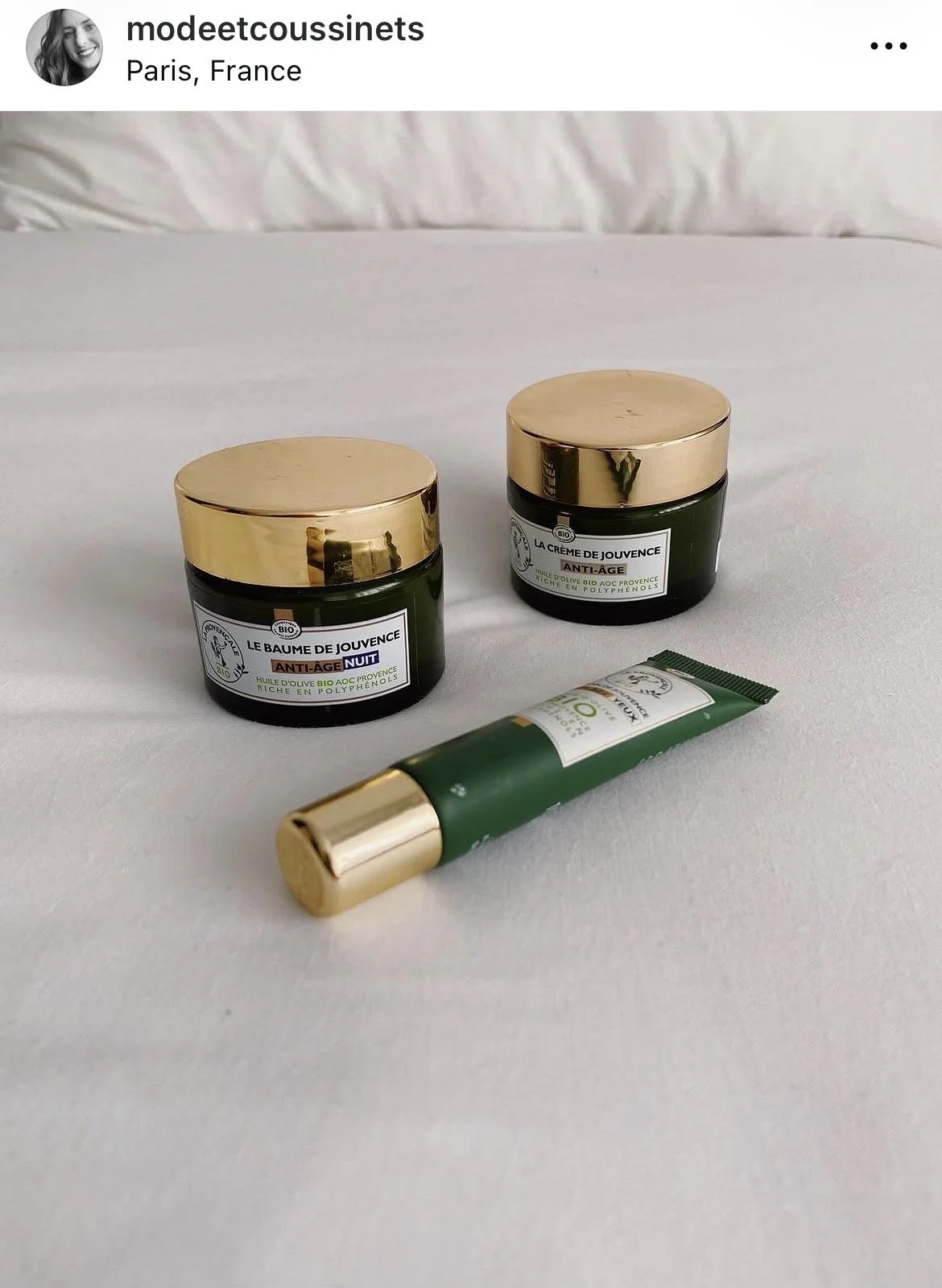 Trois produits de soins de la peau de la marque La Provençale, dont deux pots et un tube, tous avec des capuchons dorés, sur une surface blanche.