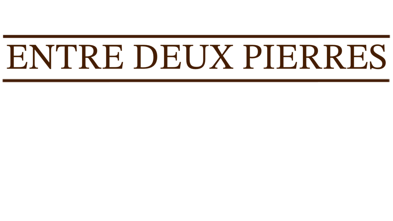 Un message écrit en français : 'ENTRE DEUX PIERRES' sur un fond noir avec du texte en marron et deux lignes en dessous.