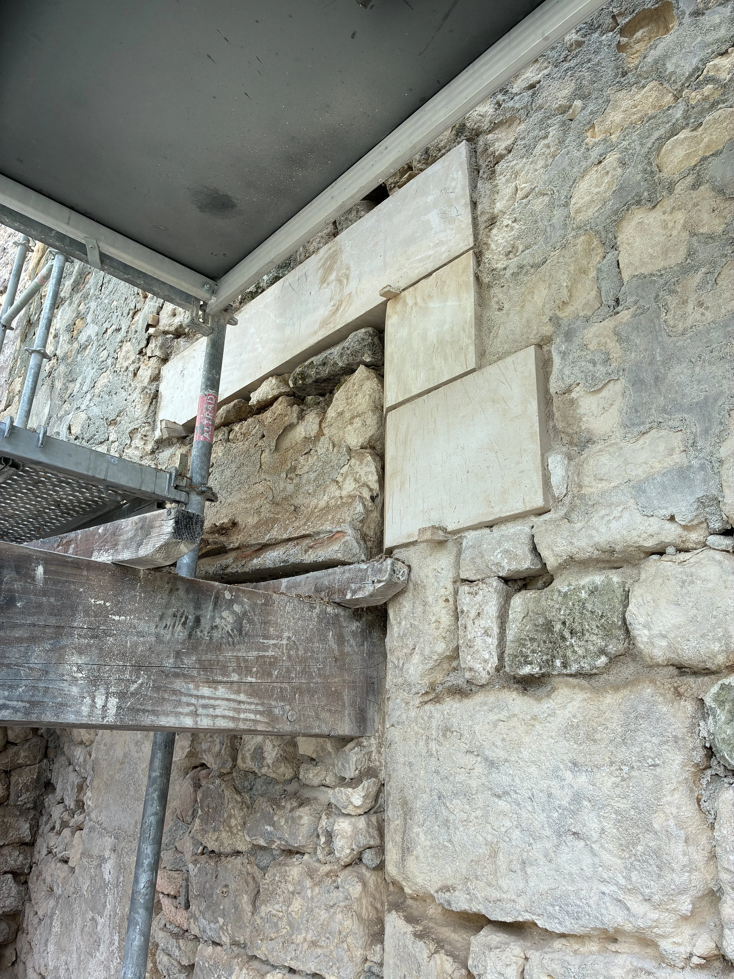 Construction de restauration avec pierres anciennes et échafaudage