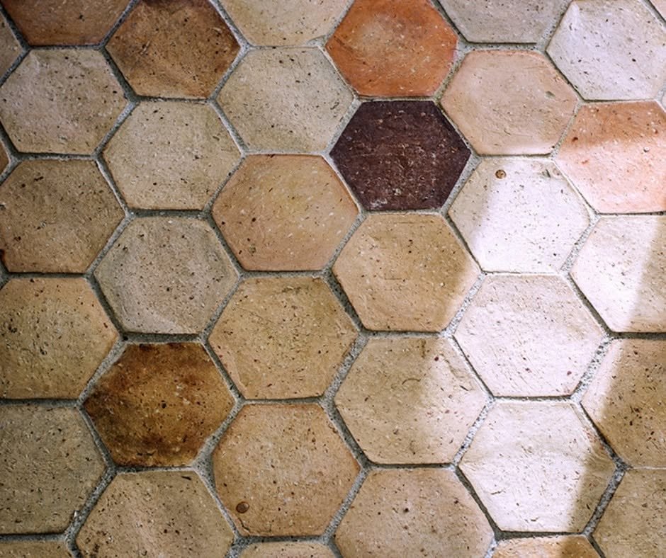 Carrelage en forme de hexagones en terre cuite aux couleurs naturelles