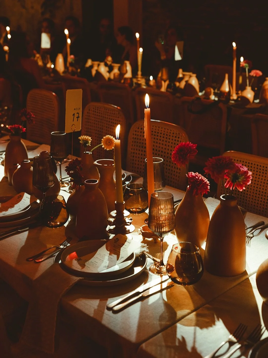 La c&aacute;lida naturaleza de una cena a la luz de las velas es el perfecto recordatorio de la importancia de conectar ~

Es materializar el paso del tiempo, la atm&oacute;sfera y el recuerdo que se desvanece 🪔

La celebraci&oacute;n de esta pareja