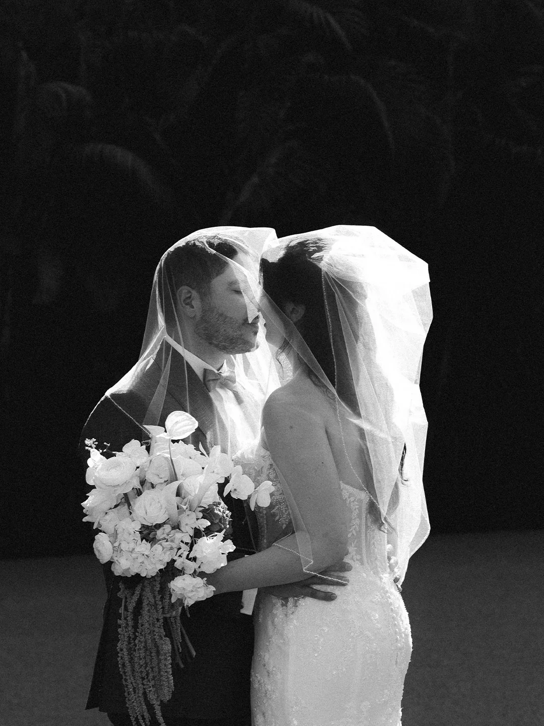 Desde la memoria nacen estos fragmentos de experiencia 🤍
Un pedacito de lo que vivimos en Punta de Mita, M&eacute;xico  para la boda de Mojan y Kayvon.

Una combinaci&oacute;n de blanco y negro y color que evocan secuencias, esos instantes a los que