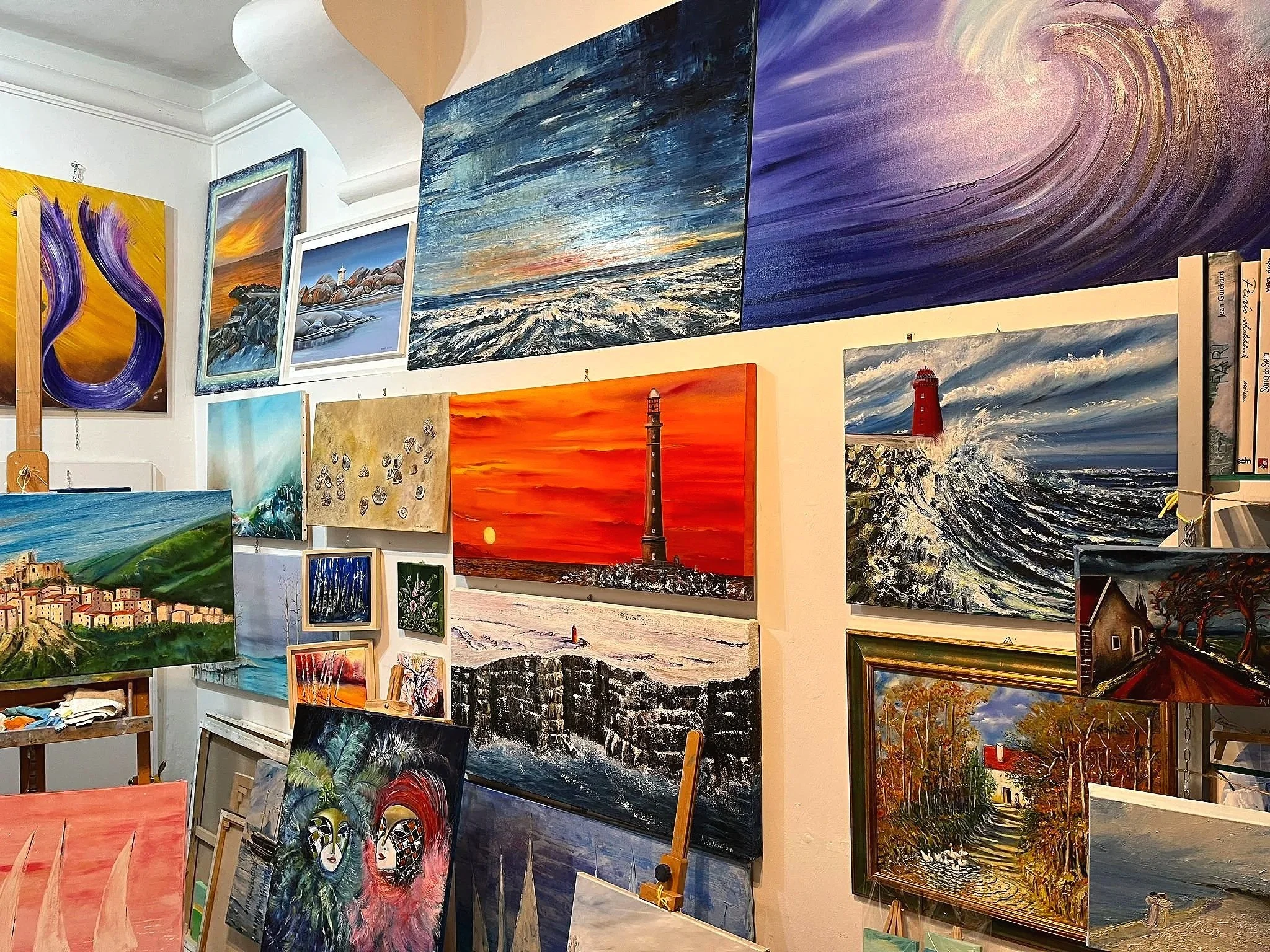 Dipinti artistici appesi alle pareti dell'Atelier di Miriam De Nardi Camerano Ancona