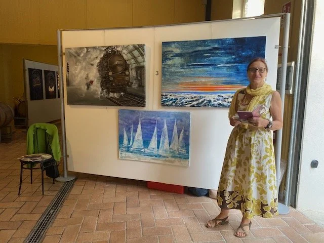 Miriam De Nardi davanti a una parete con  tre sui quadri all'evento Premio Quacquarini 2025.