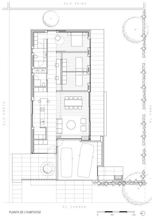 Plano arquitectónico de una casa de dos plantas con áreas de sala, comedor, cocina y habitaciones, además de un garaje con espacio para dos autos.