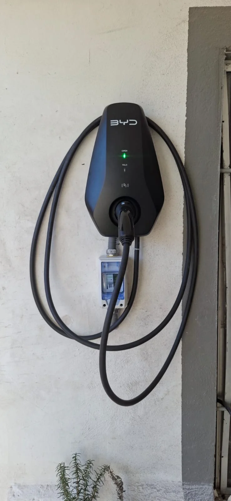 Cargador de coche eléctrico instalado en la pared.