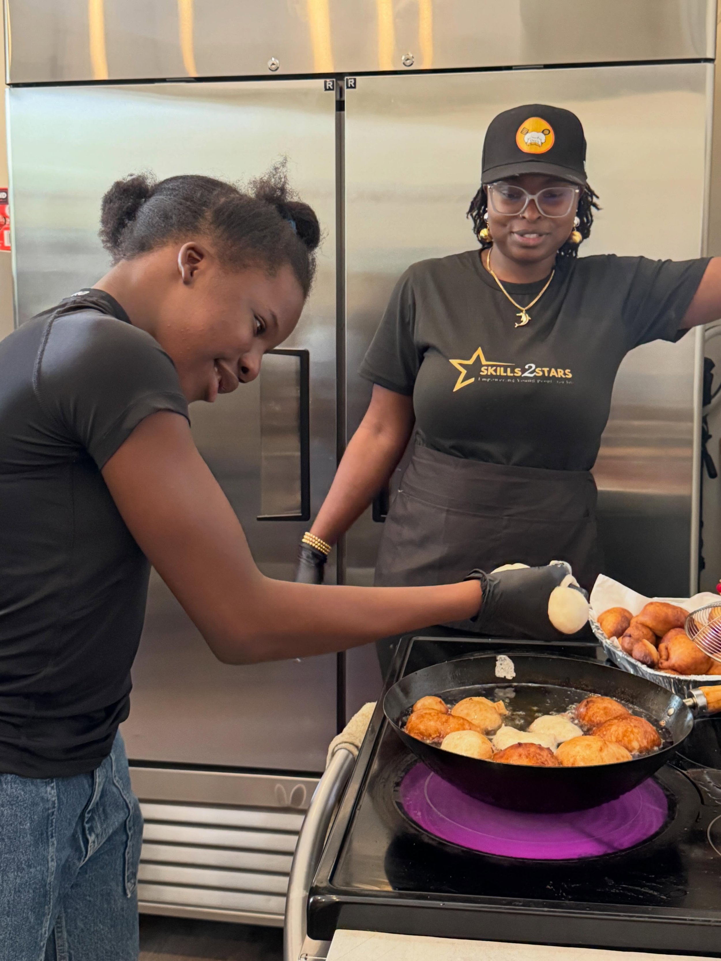 Stills from our hands-on cooking workshop @deesng_kitchen 👩&zwj;🍳👨&zwj;🍳

#skills2stars #youthempowerment