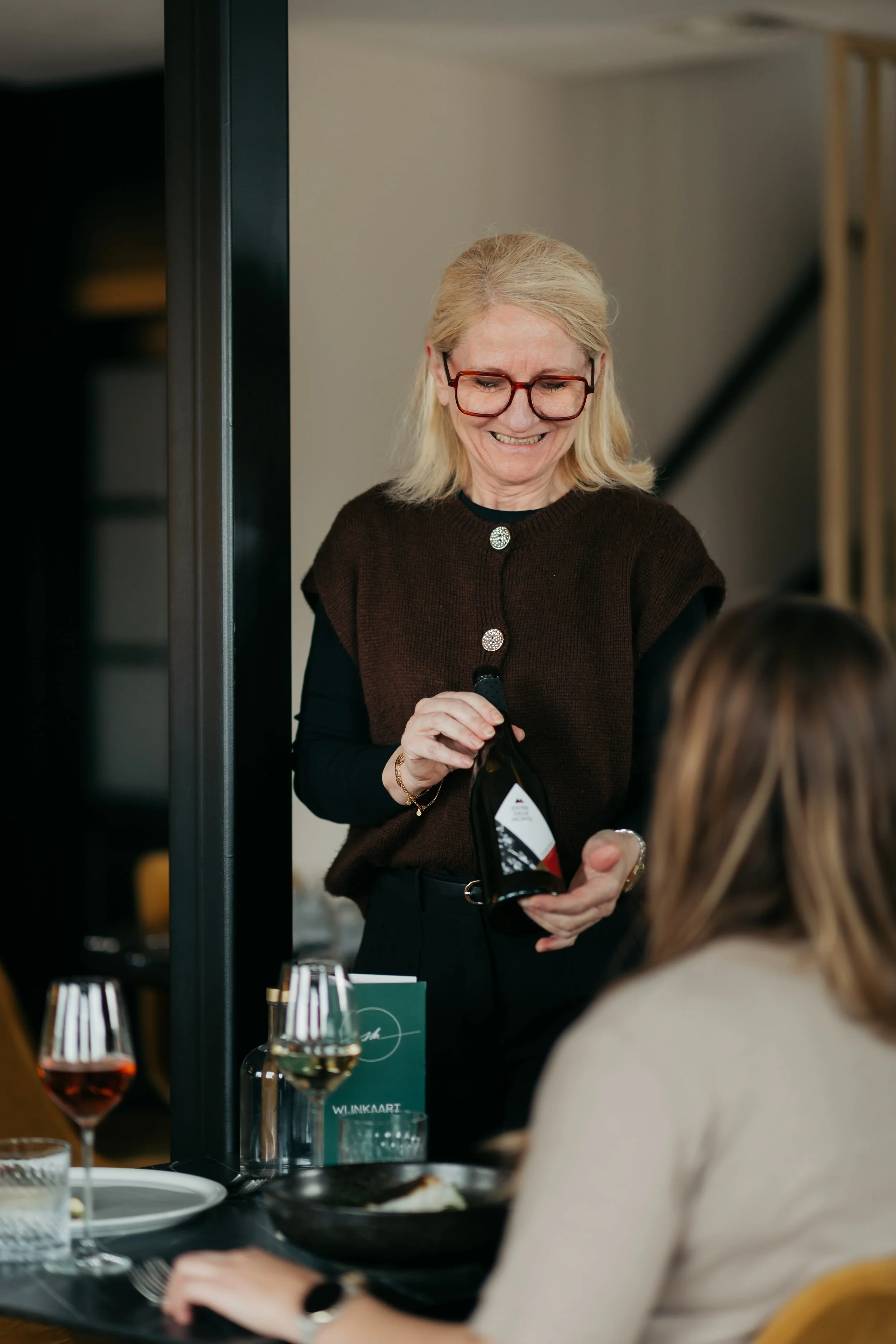 Els, onze gastvrouw, serveert een van haar favoriete wijnen van Entre-Deux-Monts.