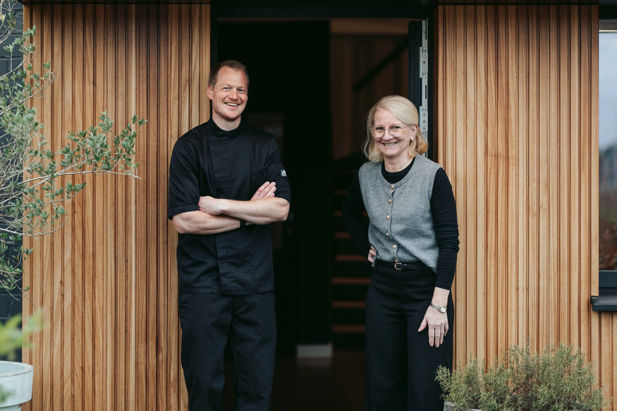 Matthijs en Els bij de ingang van Restaurant Smaakmaekers, gelegen tussen Gent en Antwerpen, in Belsele bij Sint-Niklaas