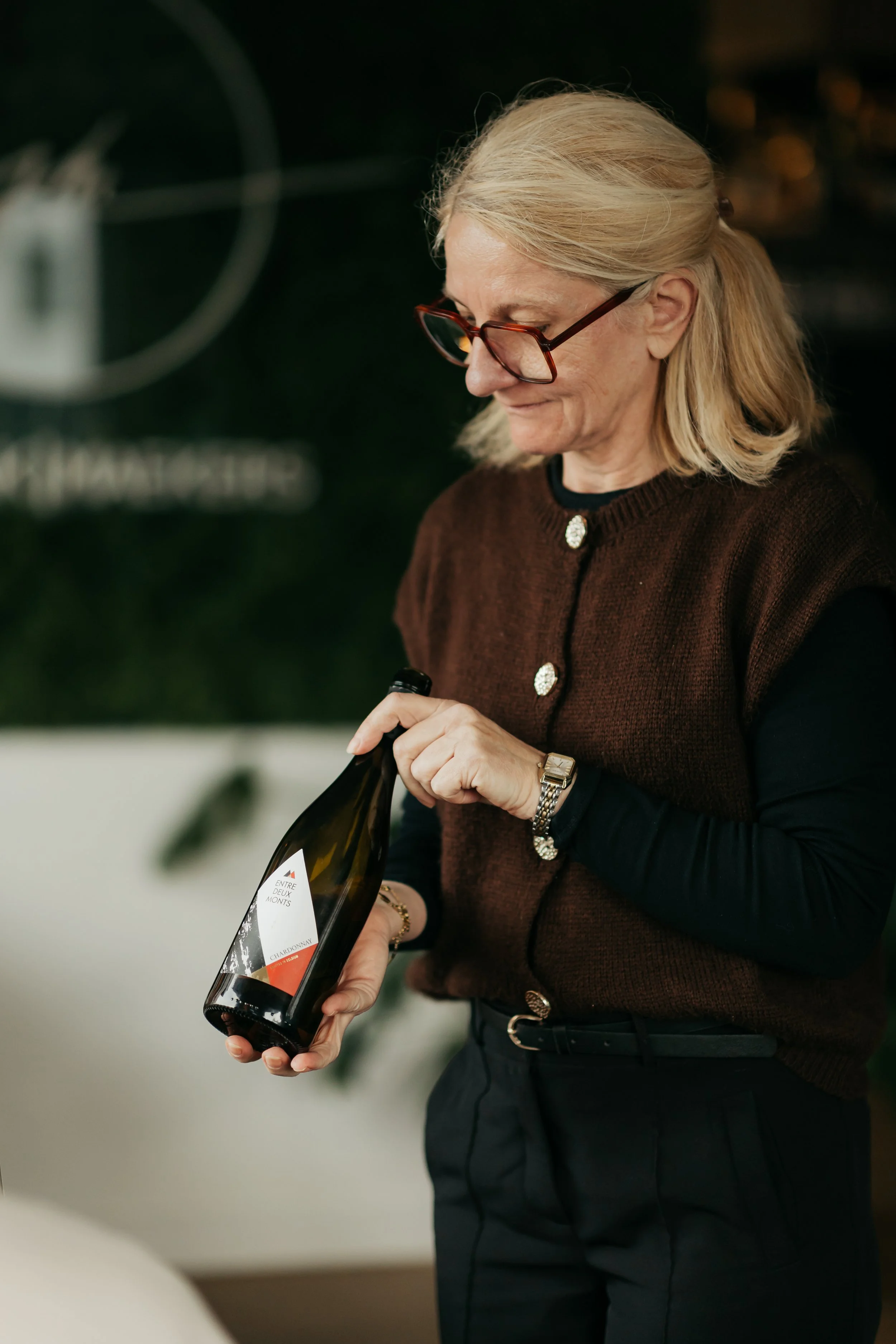 Els, onze gastvrouw, serveert een van haar favoriete wijnen van Entre-Deux-Monts.