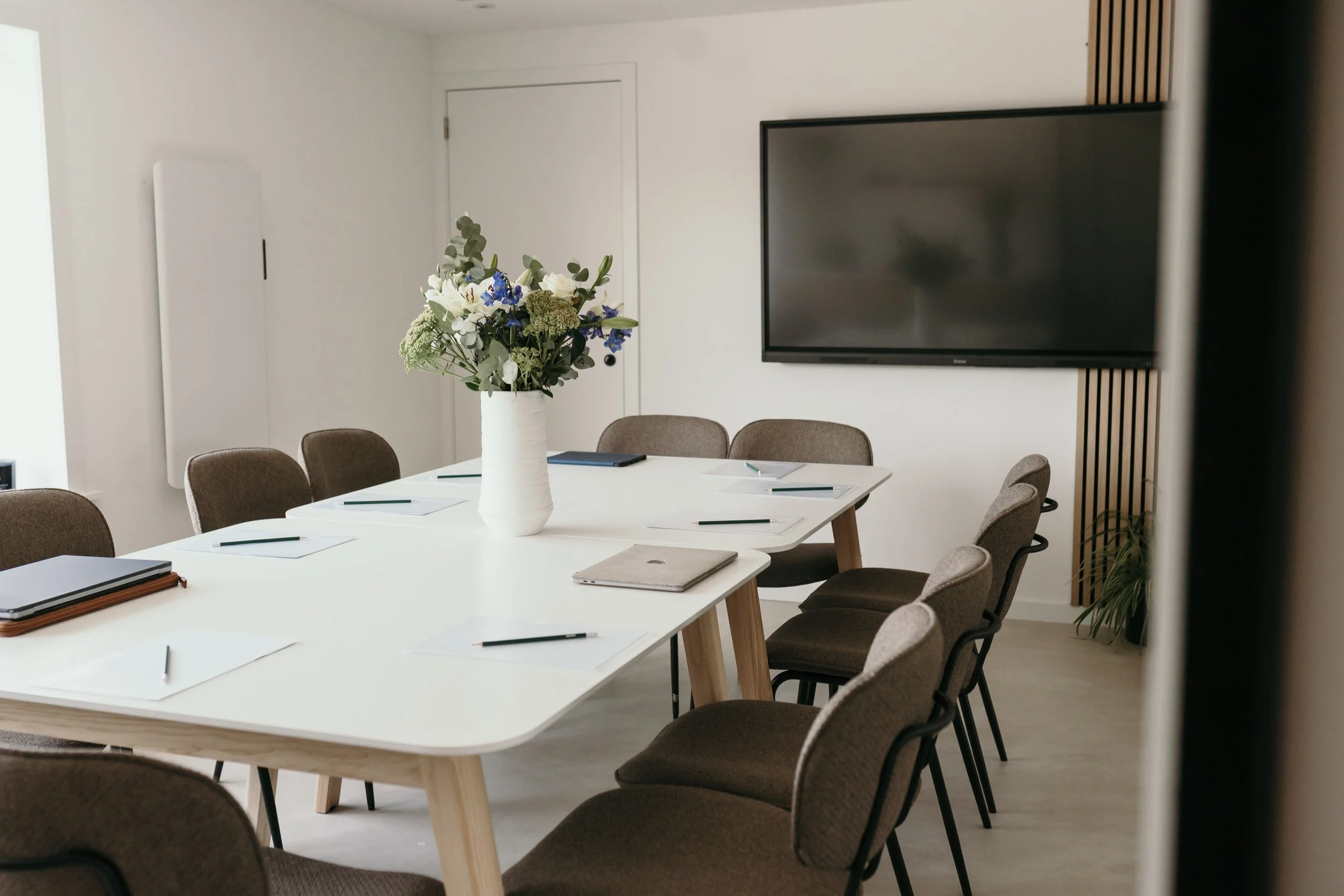 Onze meeting ruimte, geschikt voor 8-16 personen.