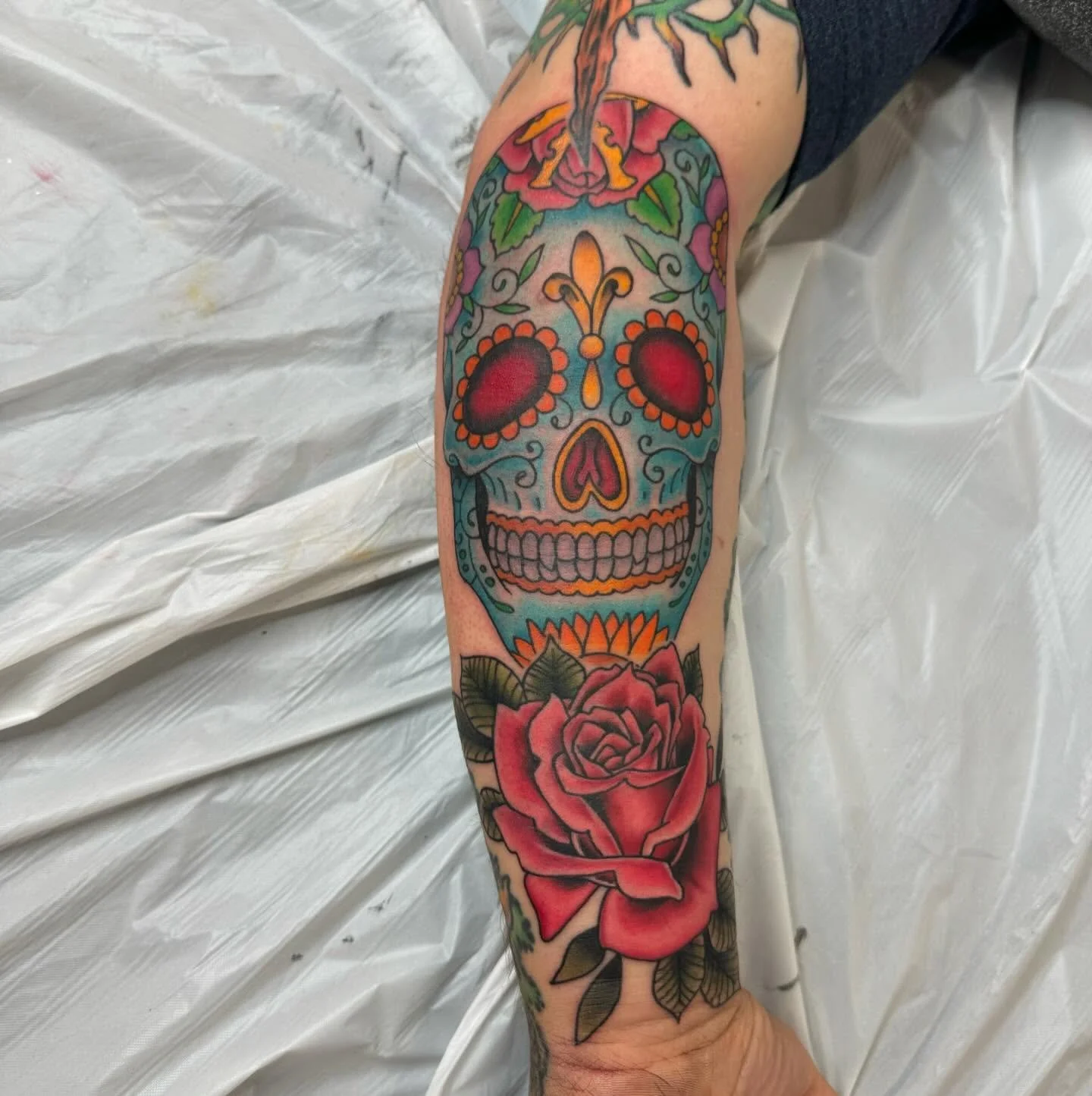 Sugar skull and rose! 🌹

#leenus_tattooer #hearttattoo605 #tattoo  #tattoosthatlookliketattoos #streetshopforever
#hearttattoosf #hifromSD #sodak #siouxfallsartists #siouxfalls #siouxfallstattoo #southdakota #aliveinthe605