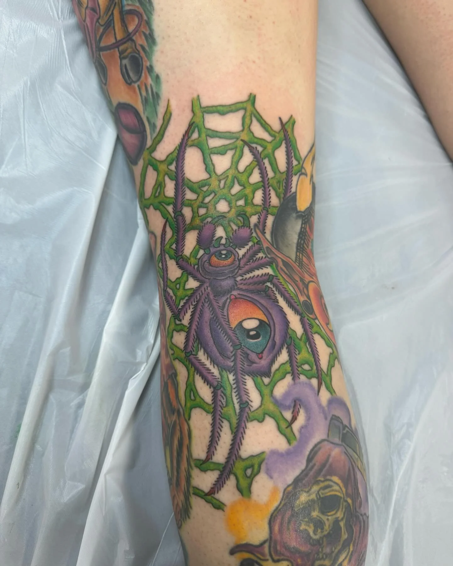 Back o&rsquo; knee spider creature.

#leenus_tattooer #hearttattoo605 #tattoo  #tattoosthatlookliketattoos #streetshopforever
#hearttattoosf #hifromSD #sodak #siouxfallsartists #siouxfalls #siouxfallstattoo #southdakota #aliveinthe605