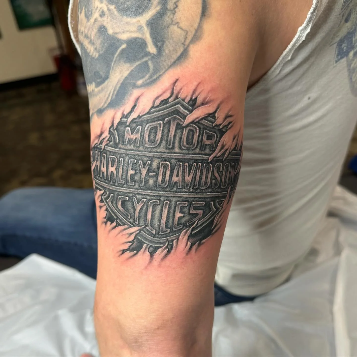 A new one for a new great friend!  Love you, Matt!

#leenus_tattooer #hearttattoo605 #tattoo  #tattoosthatlookliketattoos #streetshopforever
#hearttattoosf #hifromSD #sodak #siouxfallsartists #siouxfalls #siouxfallstattoo #southdakota #aliveinthe605
