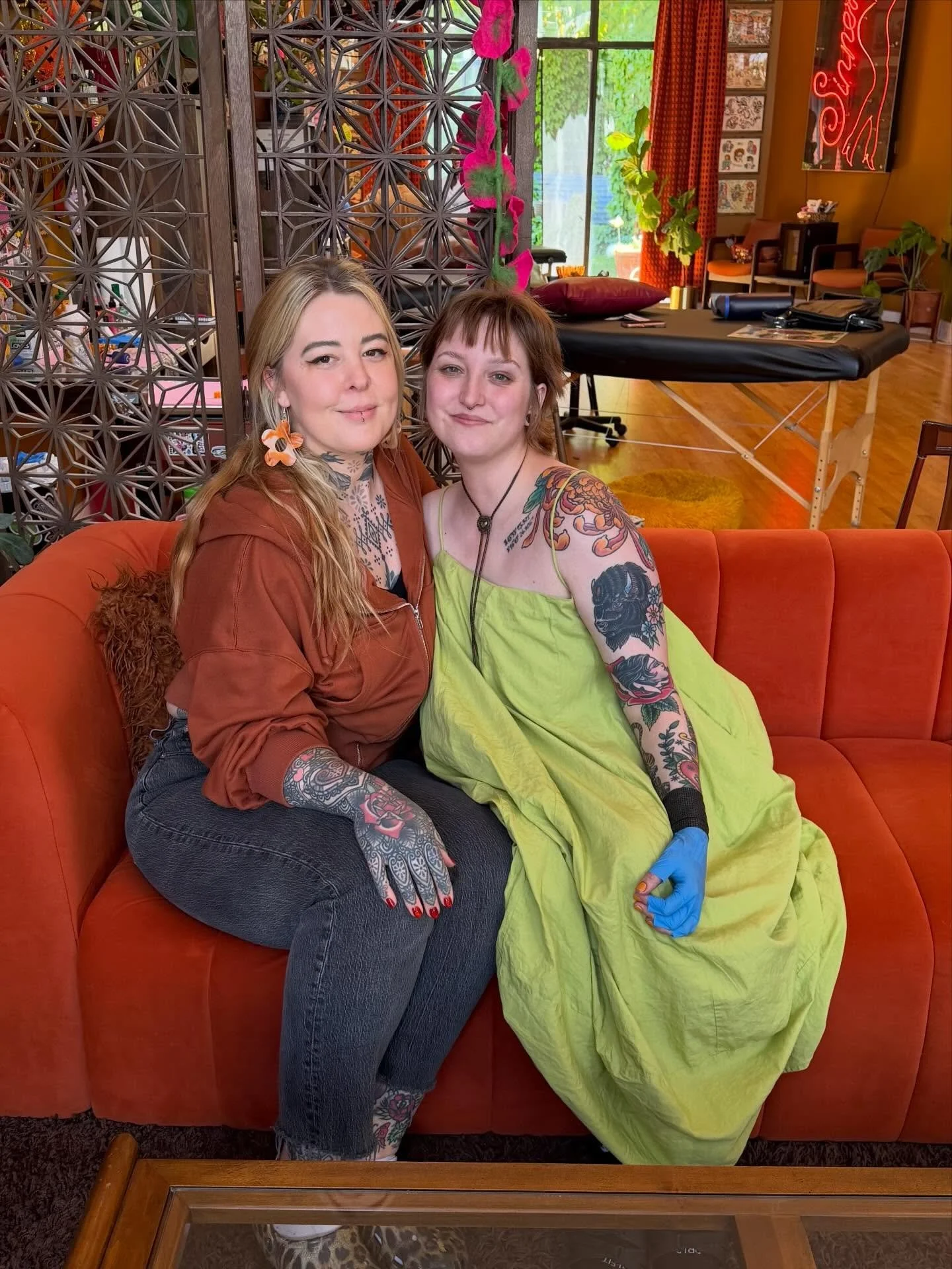 went to the cities over the weekend and got my hand tatted by Lindsee 🖤 she&rsquo;s been one of my idols since my apprenticeship so this was a DREAM she&rsquo;s so sweet and fun and her shops vibes are eccentric, thanks a million  lil miss bee