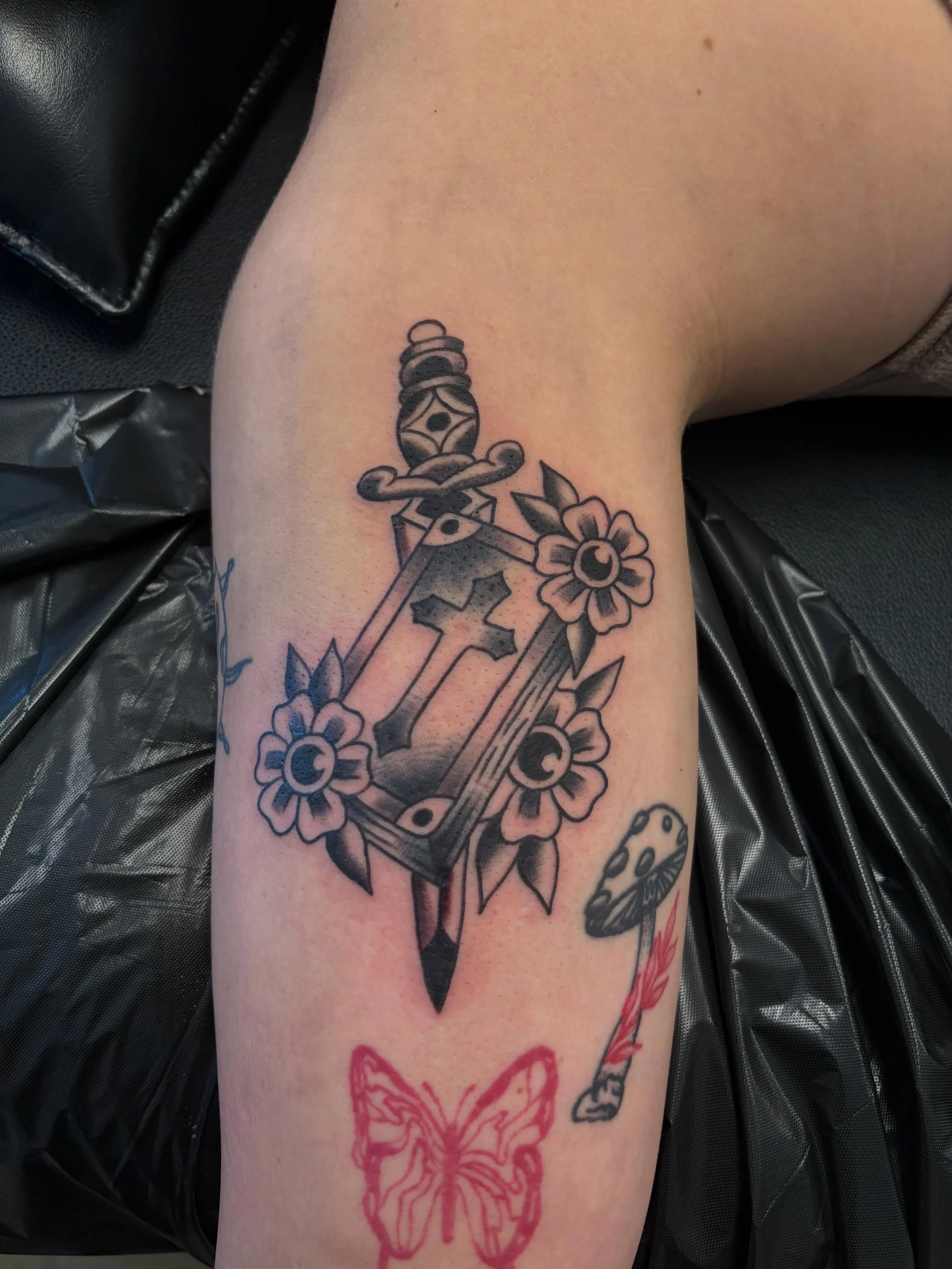 Some ink in some skin
.
.
.
.
#americantraditionaltattoo #traditionaltattoo #tattooflash #tattooapprentice #hearttattoo605