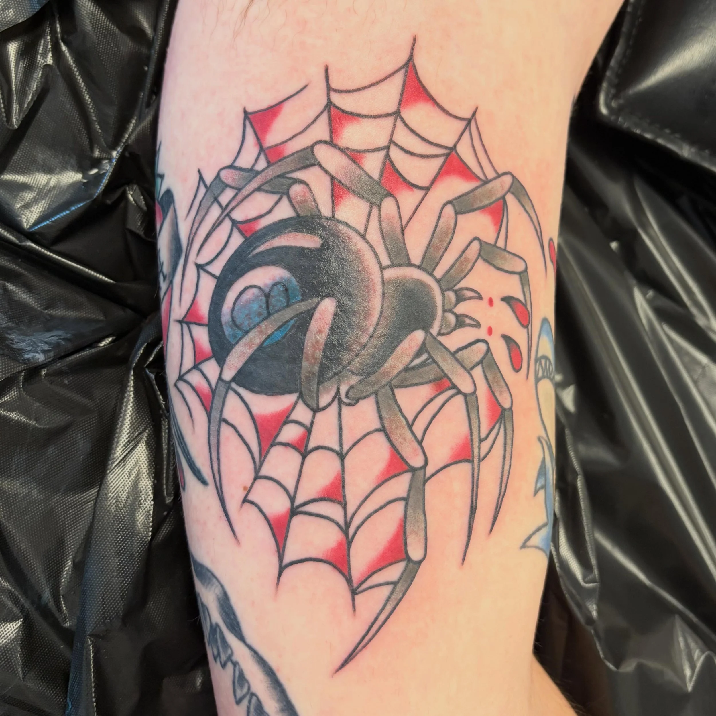 DM me to schedule 
.
.
.
.
#tattooflash #americantraditionaltattoo #tattooapprentice #tattooidea #hearttattoo605